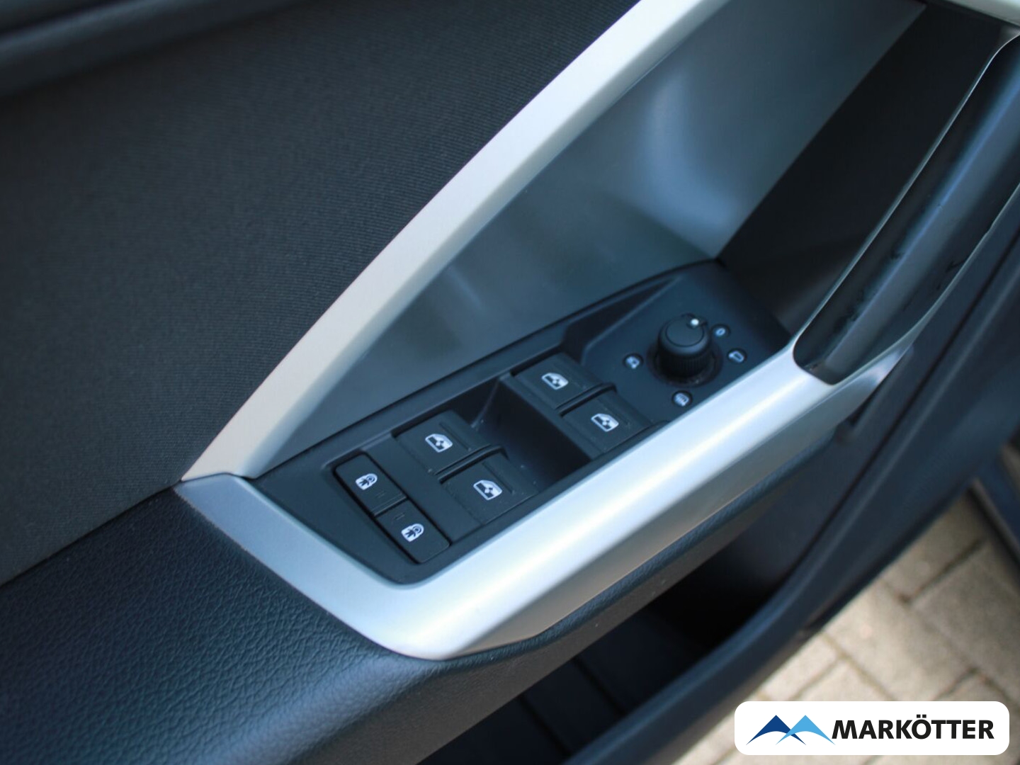 Fahrzeugabbildung Audi Q3 35 TFSI advanced NAVI/LED/AHK/TEMPO/PDC