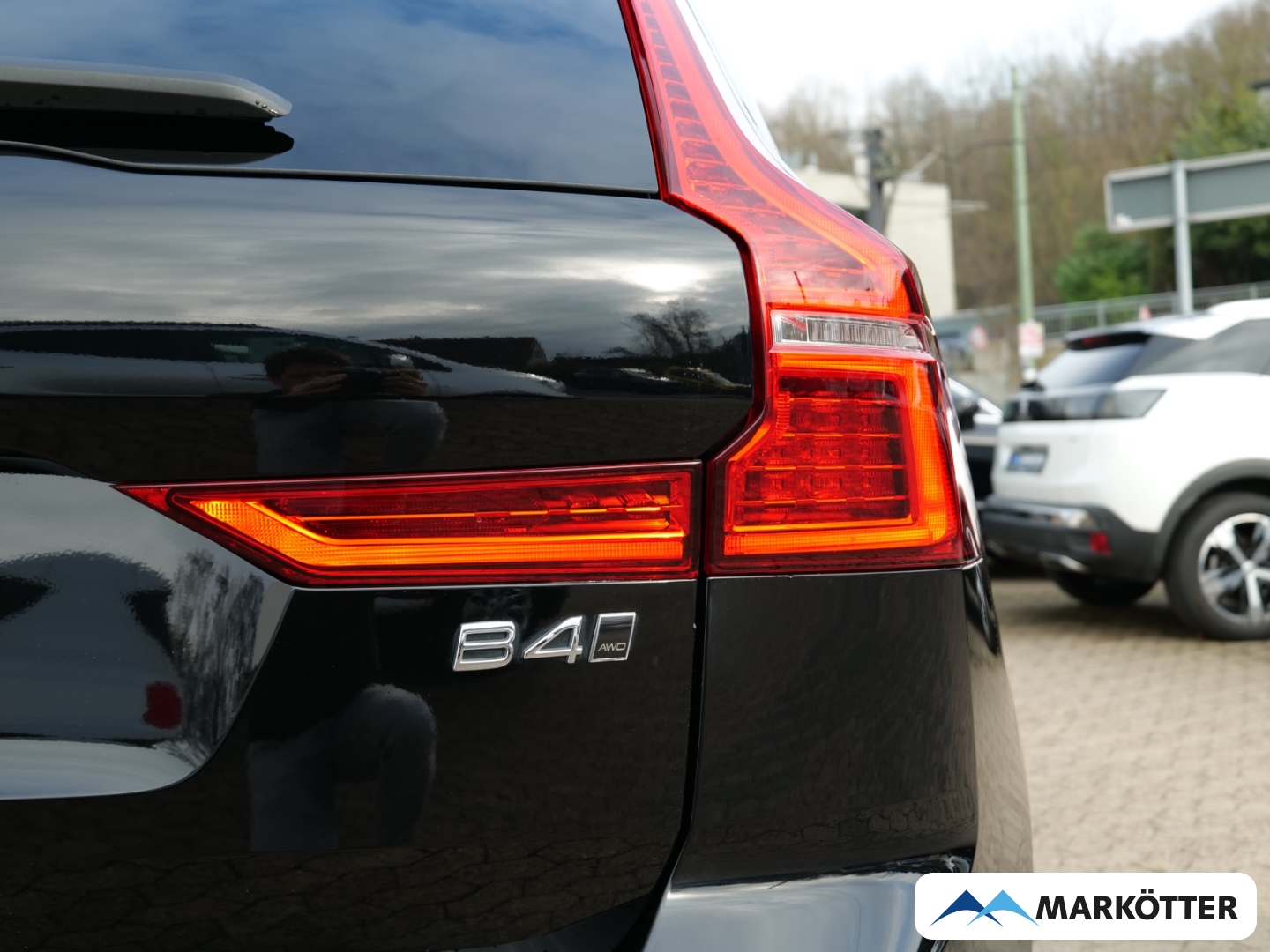 Fahrzeugabbildung Volvo XC60 B4 AWD Plus Dark ACC/BLIS/360/Standhzg/Holz