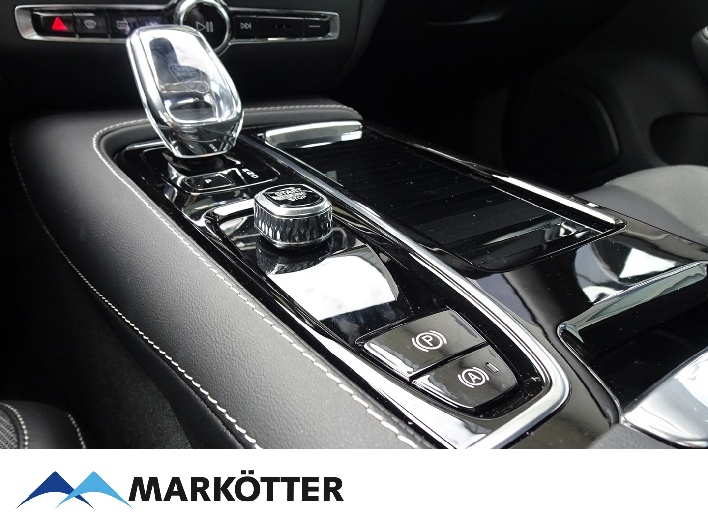 Fahrzeugabbildung Volvo V60 T6 Plus Dark Recharge AWD PANO/ACC/BLIS/LED