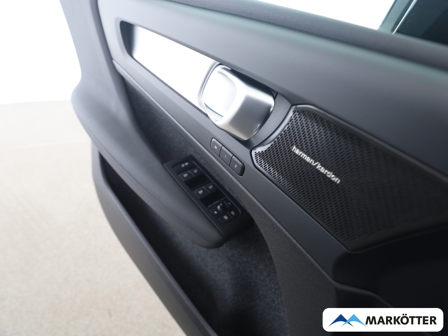 Fahrzeugabbildung Volvo XC40 Plus Black Edition 2WD B3 360°/LHZ/SHZ/BLIS