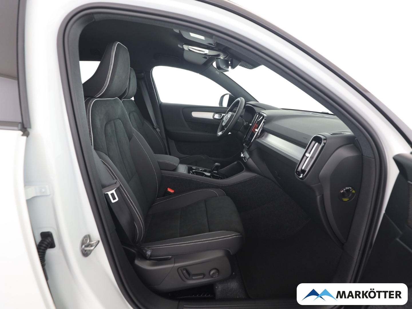 Fahrzeugabbildung Volvo XC40 Plus Black Edition 2WD B3 360°/LHZ/SHZ/BLIS