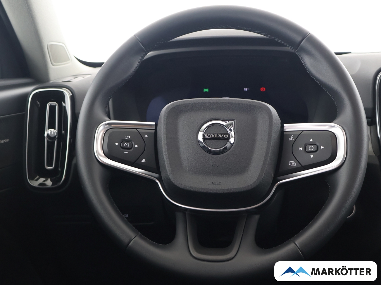 Fahrzeugabbildung Volvo XC40 B3 Plus Dark 2WD BLIS/PANO/LHZ/DAB+/360Cam