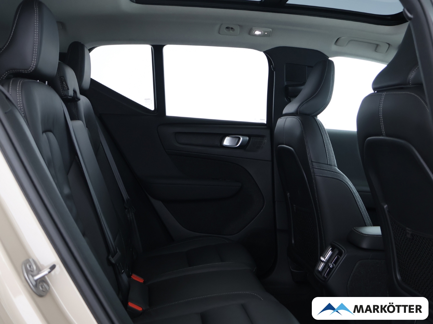 Fahrzeugabbildung Volvo XC40 B3 Plus Dark 2WD BLIS/PANO/LHZ/DAB+/360Cam