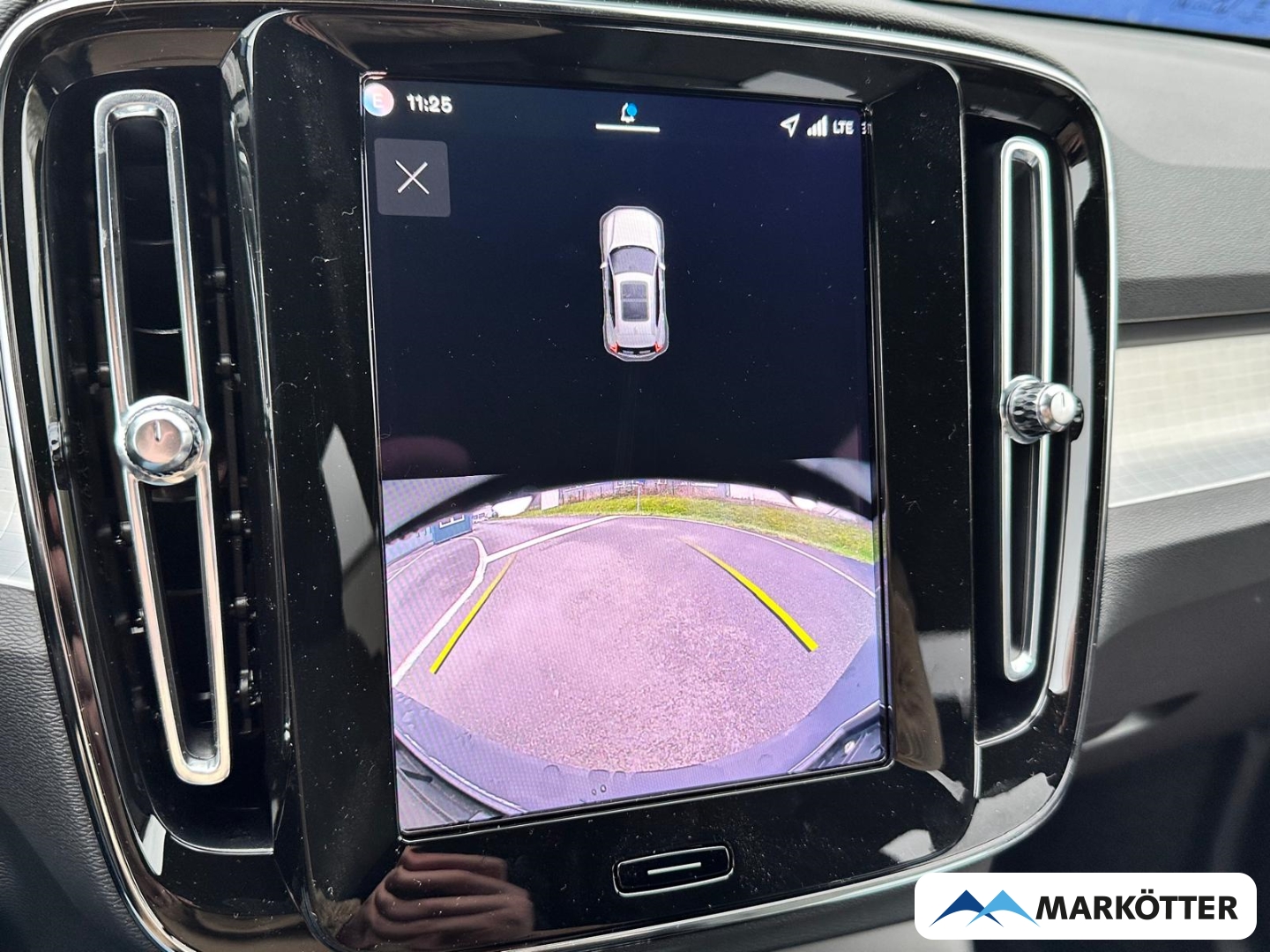 Fahrzeugabbildung Volvo XC40 B3 Plus Black Edition/20''/H&K/ACC/SHZ+LHZ