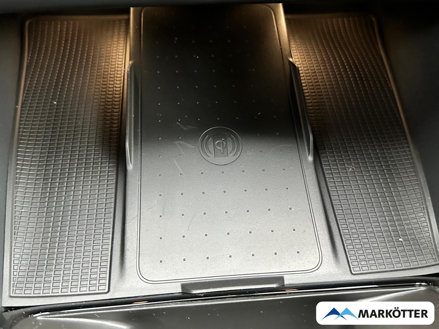 Fahrzeugabbildung Volvo XC40 B3 Plus Black Edition/20''/H&K/ACC/SHZ+LHZ