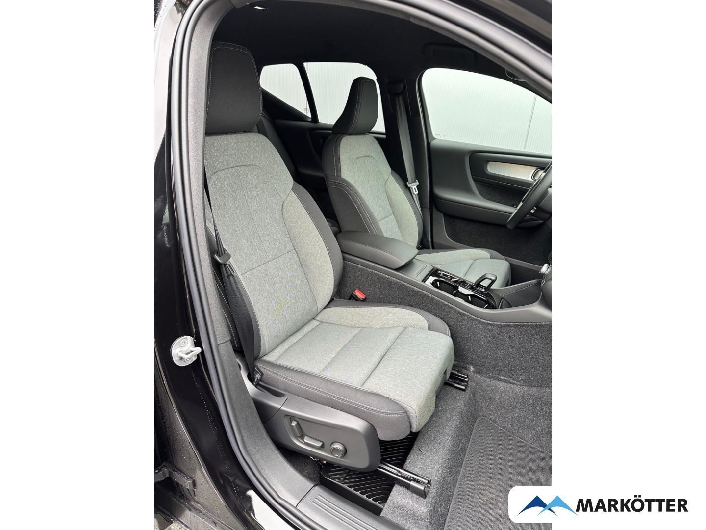 Fahrzeugabbildung Volvo XC40 B3 Plus Black Edition/20''/H&K/ACC/SHZ+LHZ