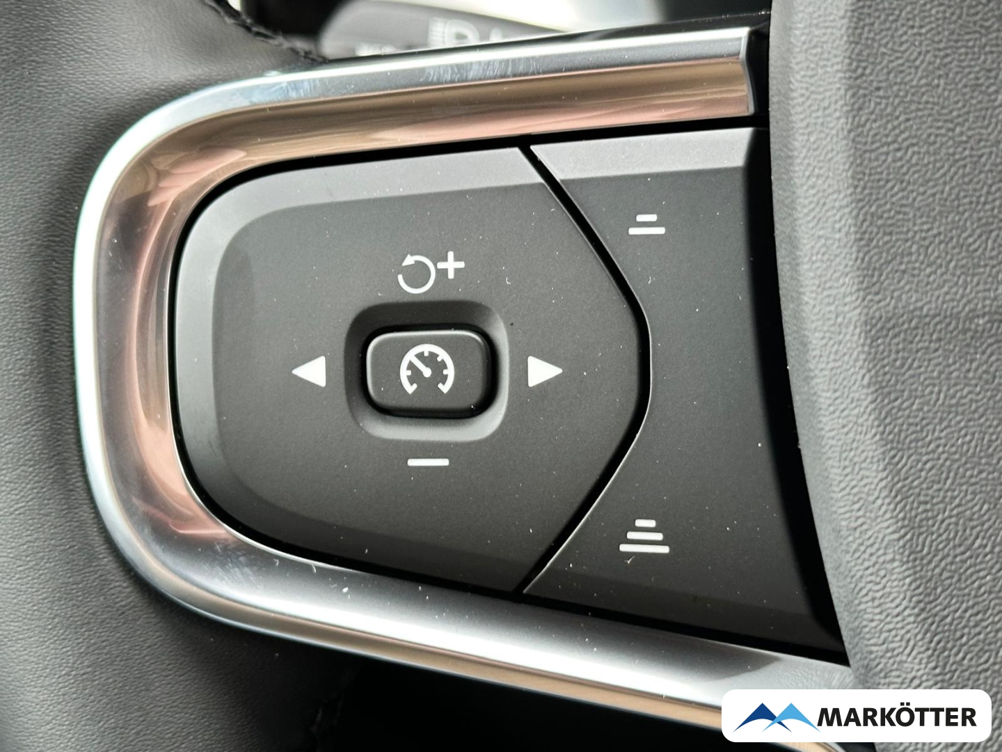 Fahrzeugabbildung Volvo XC40 B3 Plus Black Edition/20''/H&K/ACC/SHZ+LHZ