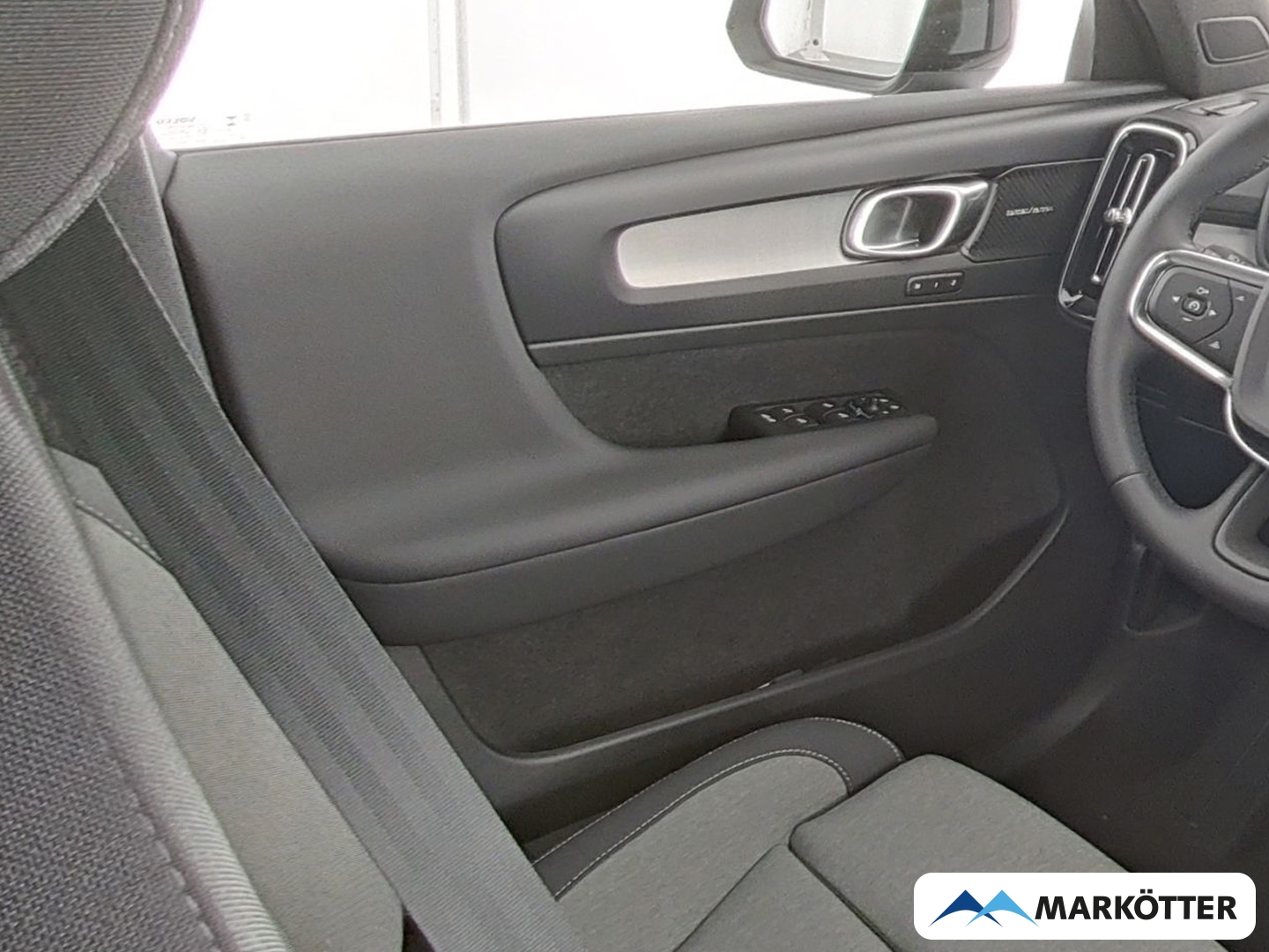 Fahrzeugabbildung Volvo XC40 Plus Dark 2WD/NAVI/LED/PDC/PANO/FSHZ/