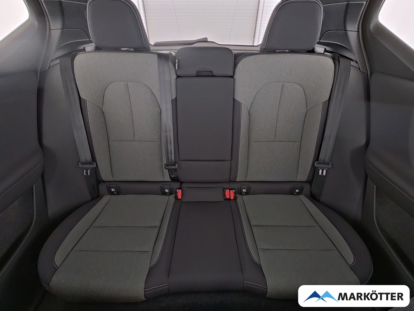 Fahrzeugabbildung Volvo XC40 Plus Dark 2WD/NAVI/LED/PDC/PANO/FSHZ/