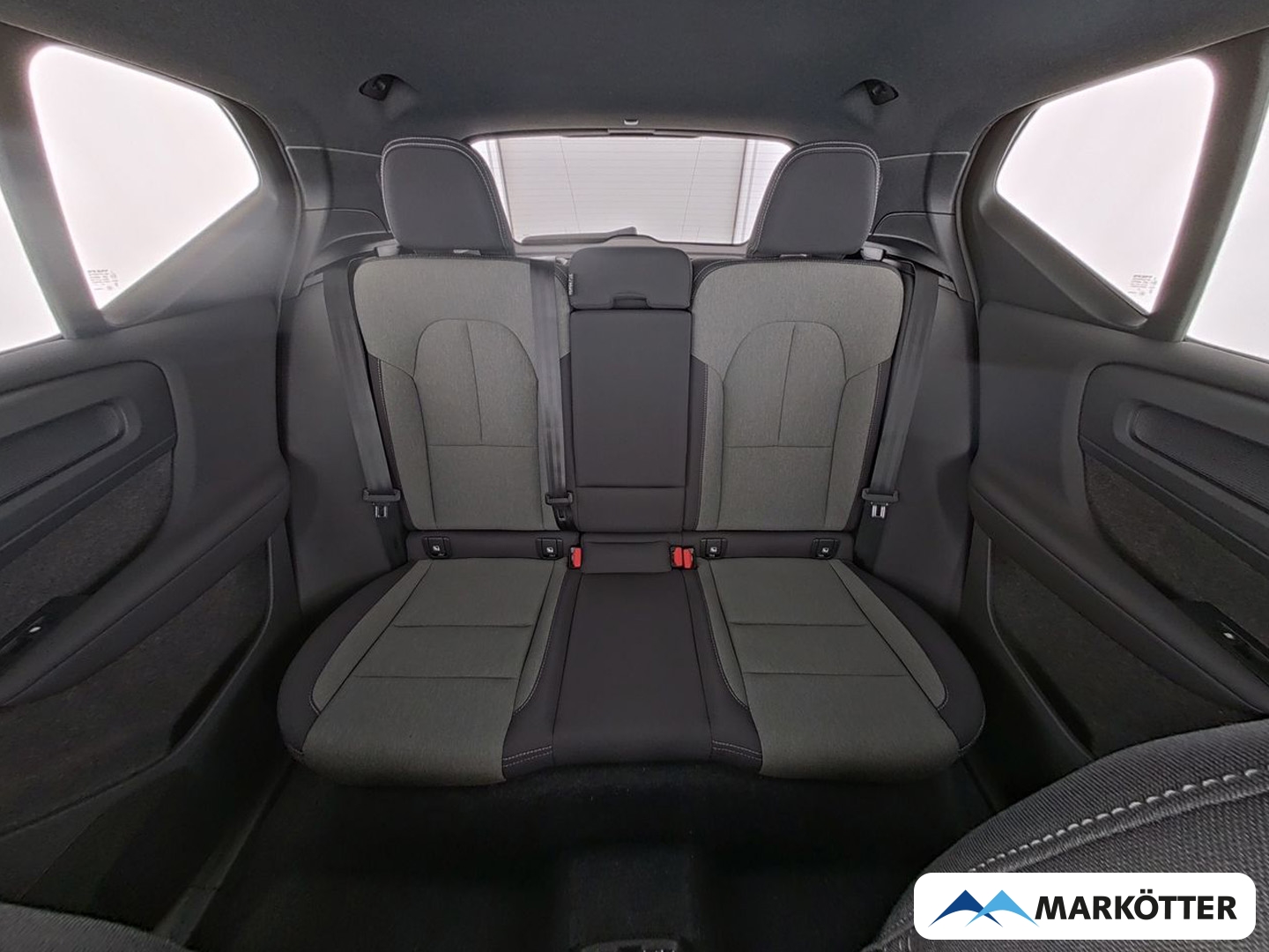 Fahrzeugabbildung Volvo XC40 Plus Dark 2WD/NAVI/LED/PDC/PANO/FSHZ/