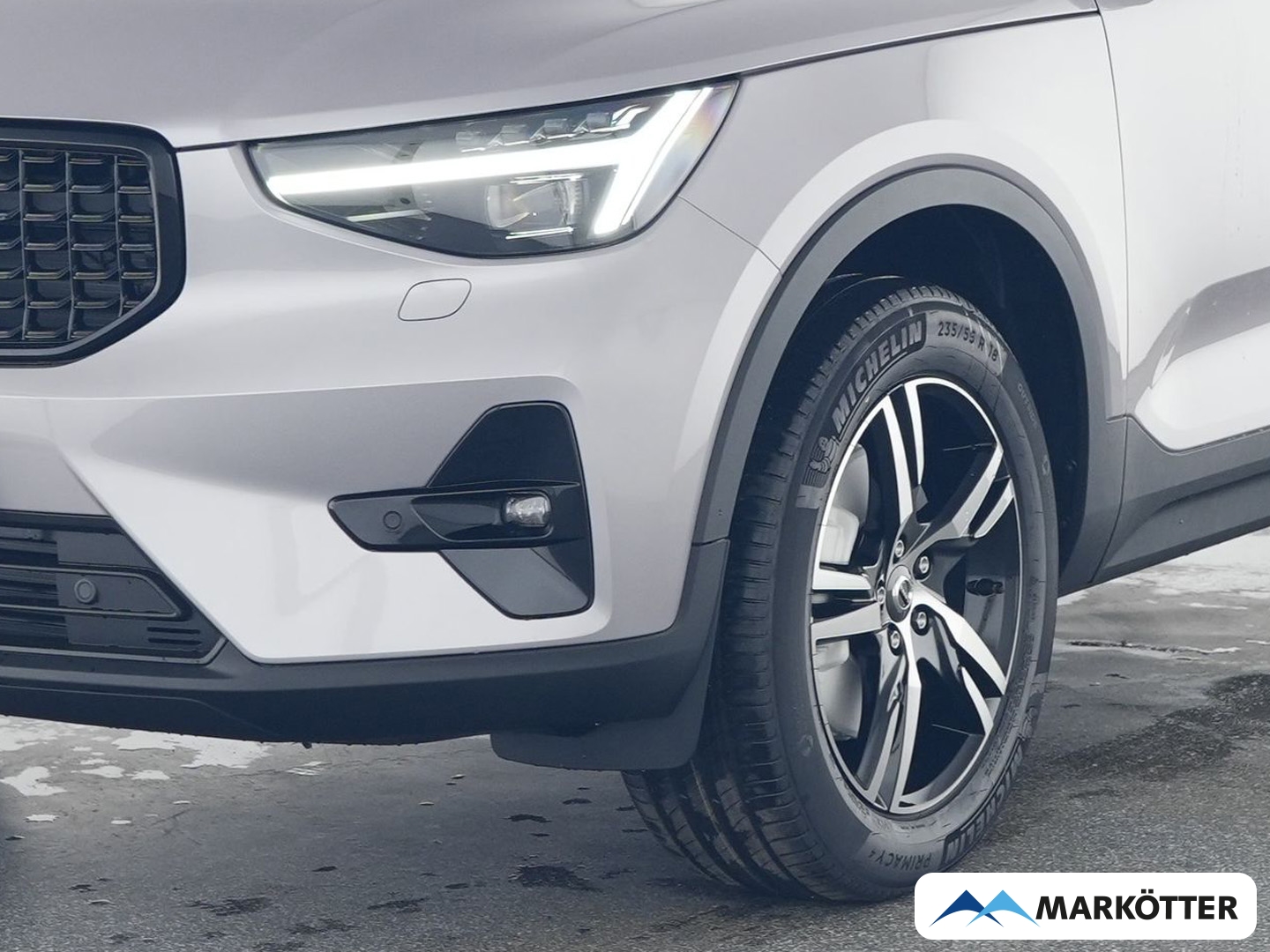 Fahrzeugabbildung Volvo XC40 Plus Dark 2WD/NAVI/LED/PDC/PANO/FSHZ/