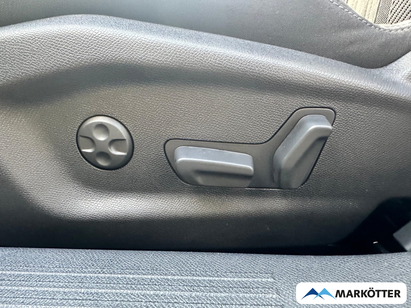 Fahrzeugabbildung Peugeot 308 Elektro GT SW 156 ACC/Memory/Massage