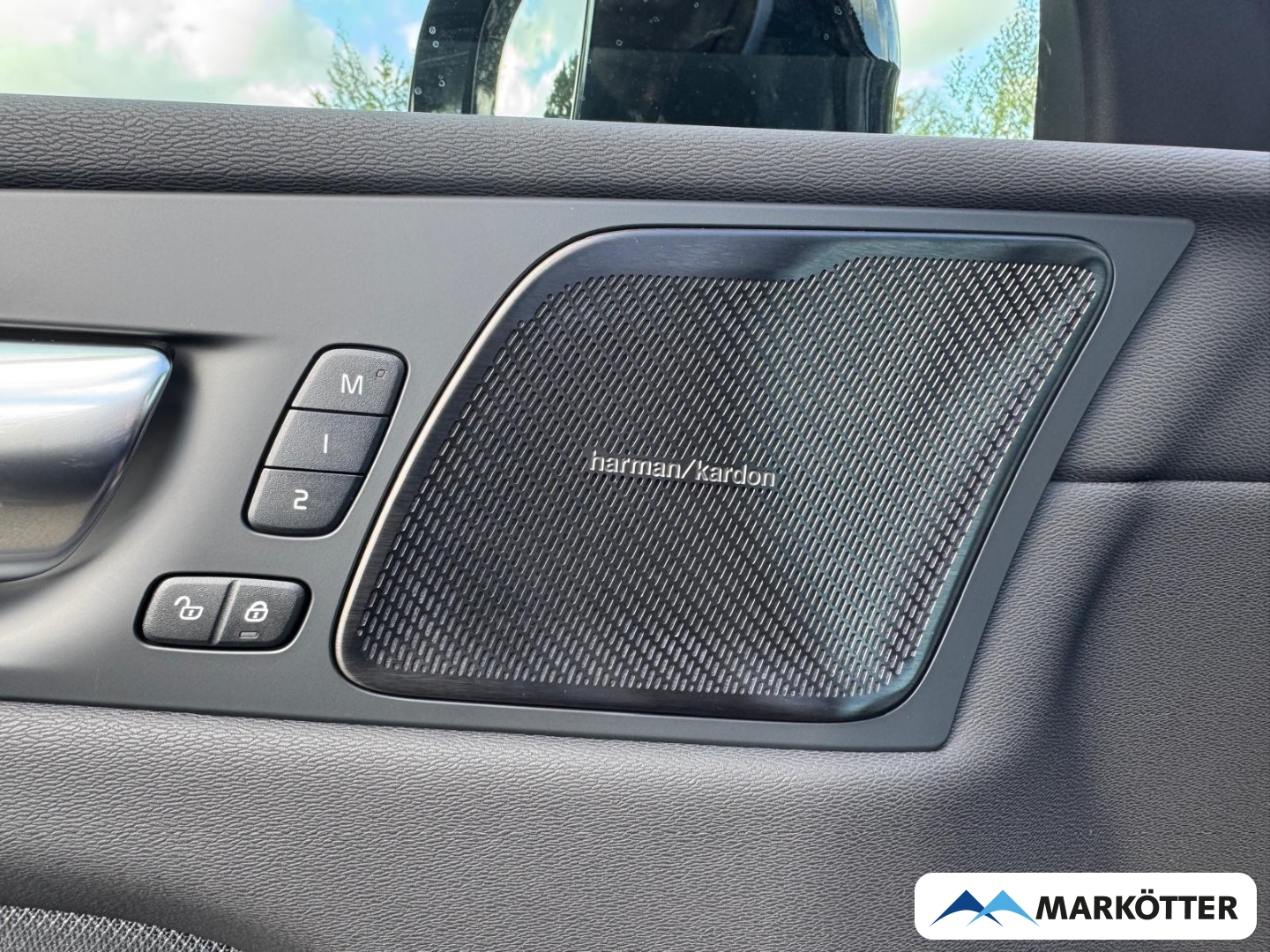 Fahrzeugabbildung Volvo XC60 T8 Plus Black Edition AWD Pano/Head-Up/360°