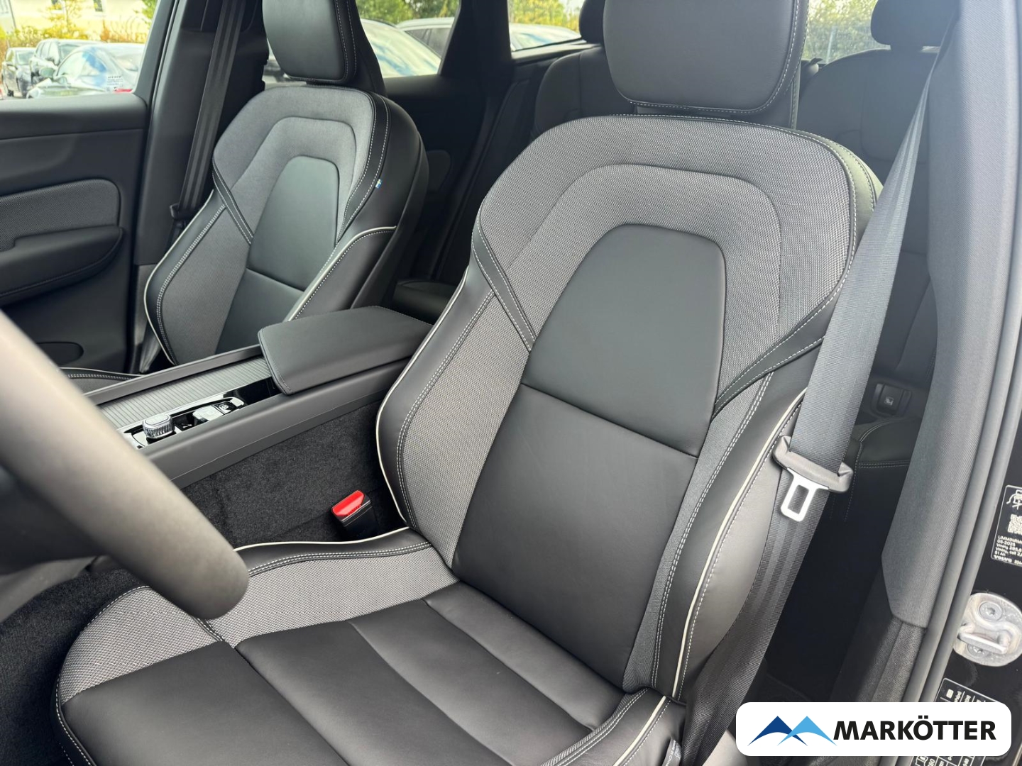 Fahrzeugabbildung Volvo XC60 T8 Plus Black Edition AWD Pano/Head-Up/360°