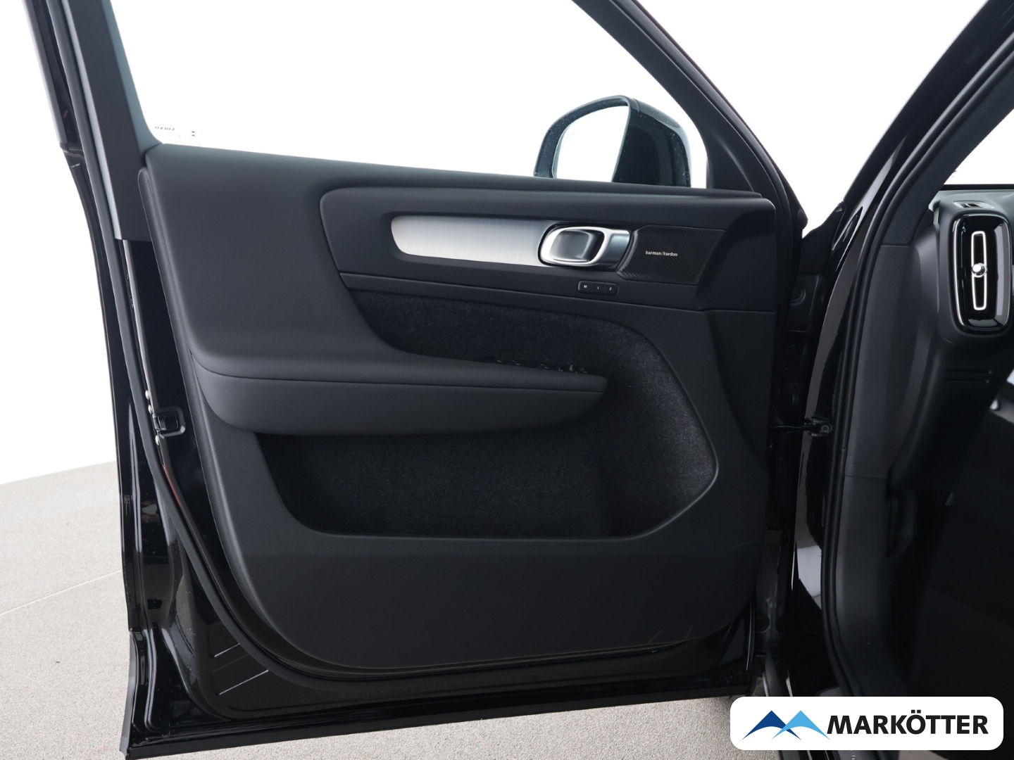 Fahrzeugabbildung Volvo XC40 B3 Plus Black Edition/Keyless/H&K/SHZ+LHZ