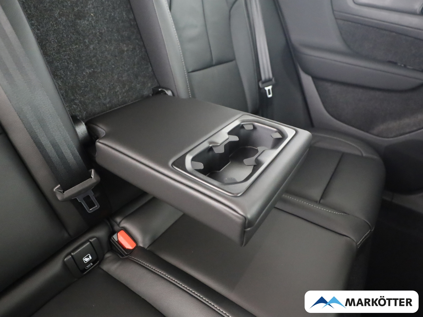 Fahrzeugabbildung Volvo XC40 Plus Dark 2WD B3 LHZ/SHZ/H&K/BLIS/19°