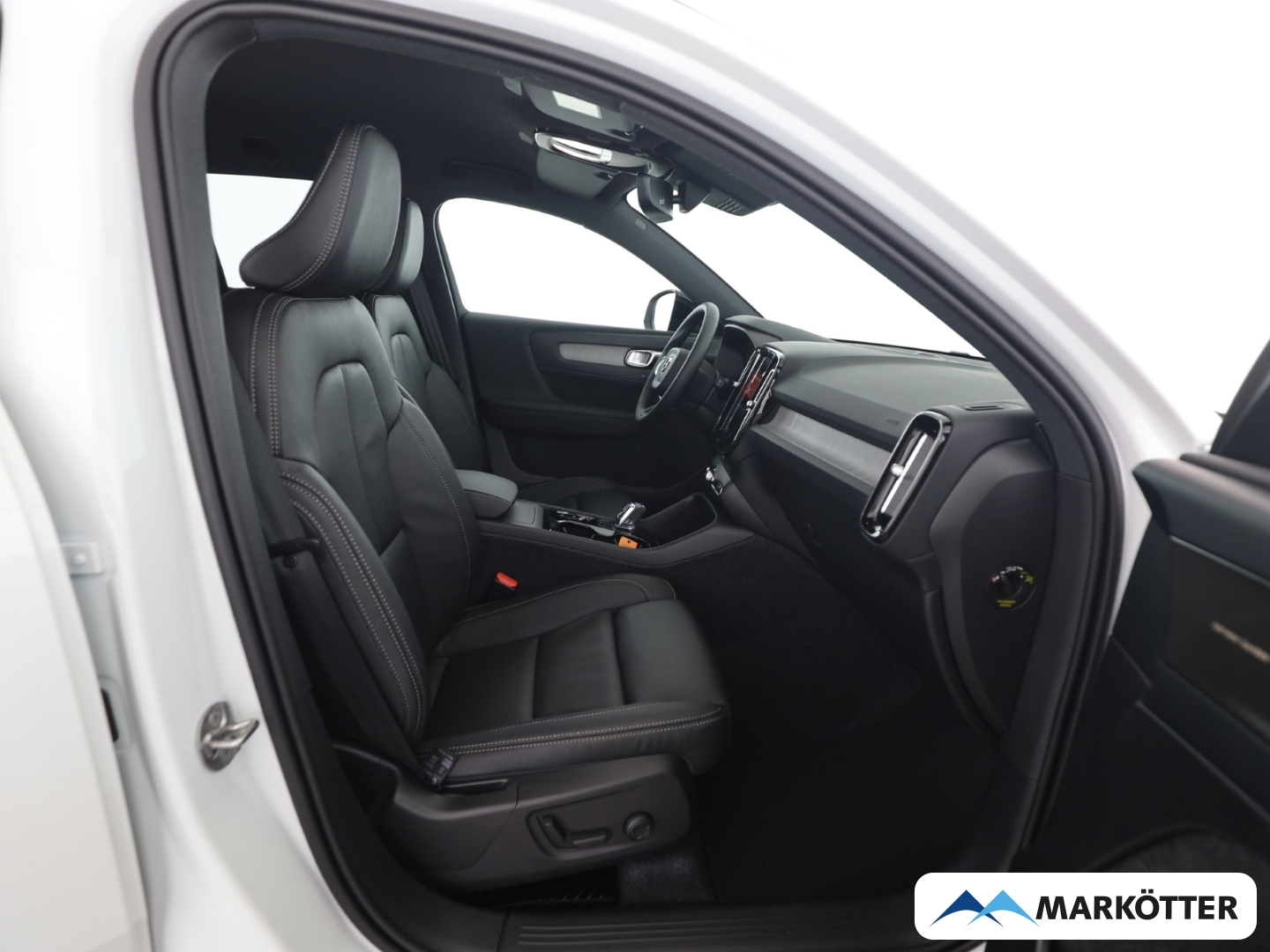 Fahrzeugabbildung Volvo XC40 Plus Dark 2WD B3 LHZ/SHZ/H&K/BLIS/19°