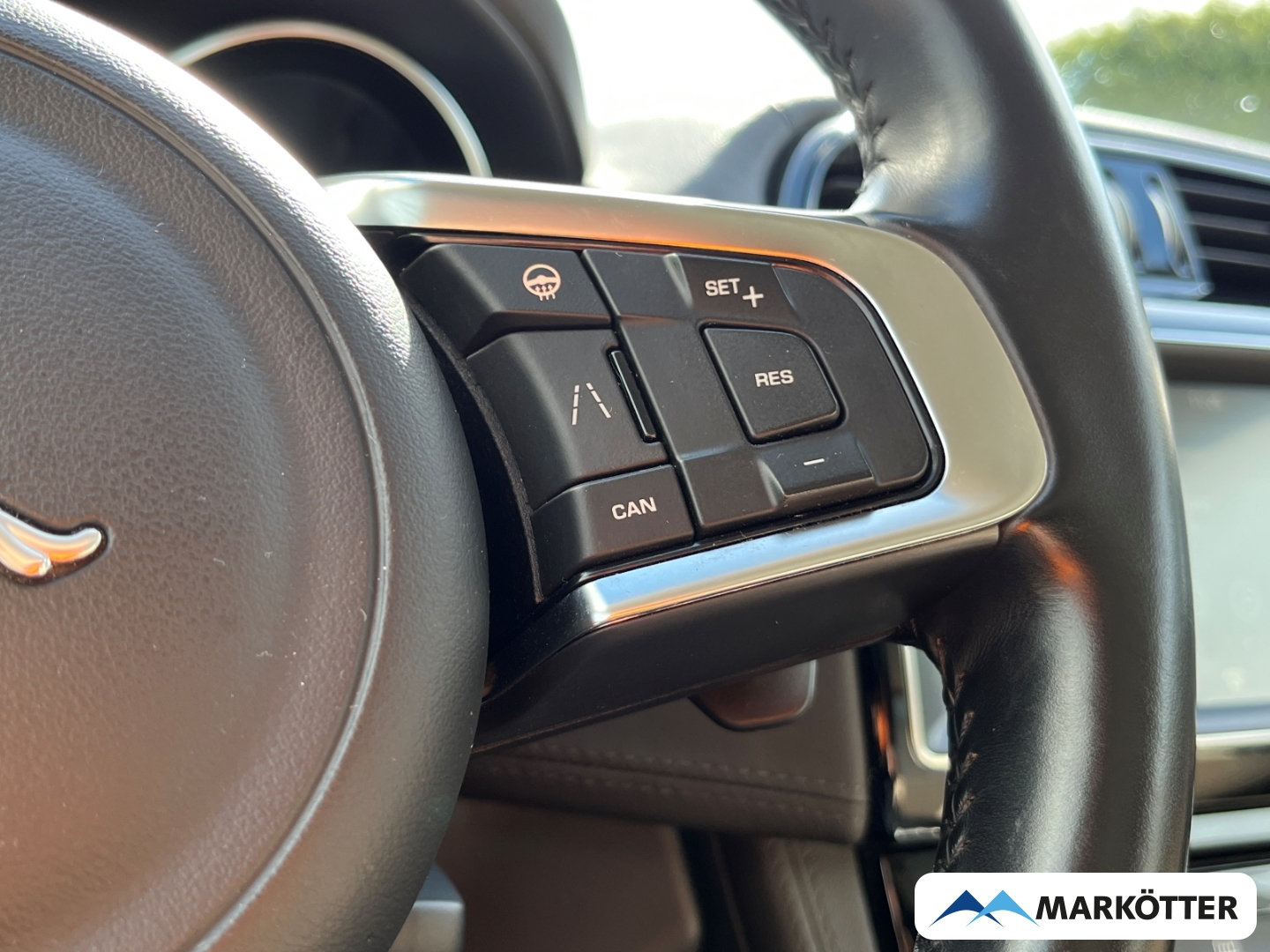 Fahrzeugabbildung Jaguar F-Pace 20d Pure Pano/Black-Pkt/Heckantrieb/20''