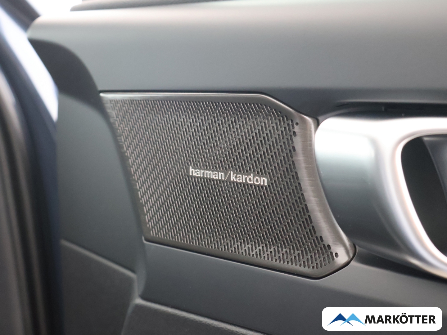 Fahrzeugabbildung Volvo XC40 B3 Plus Dark/Allwetterbereifung/360°CAM/FHZ