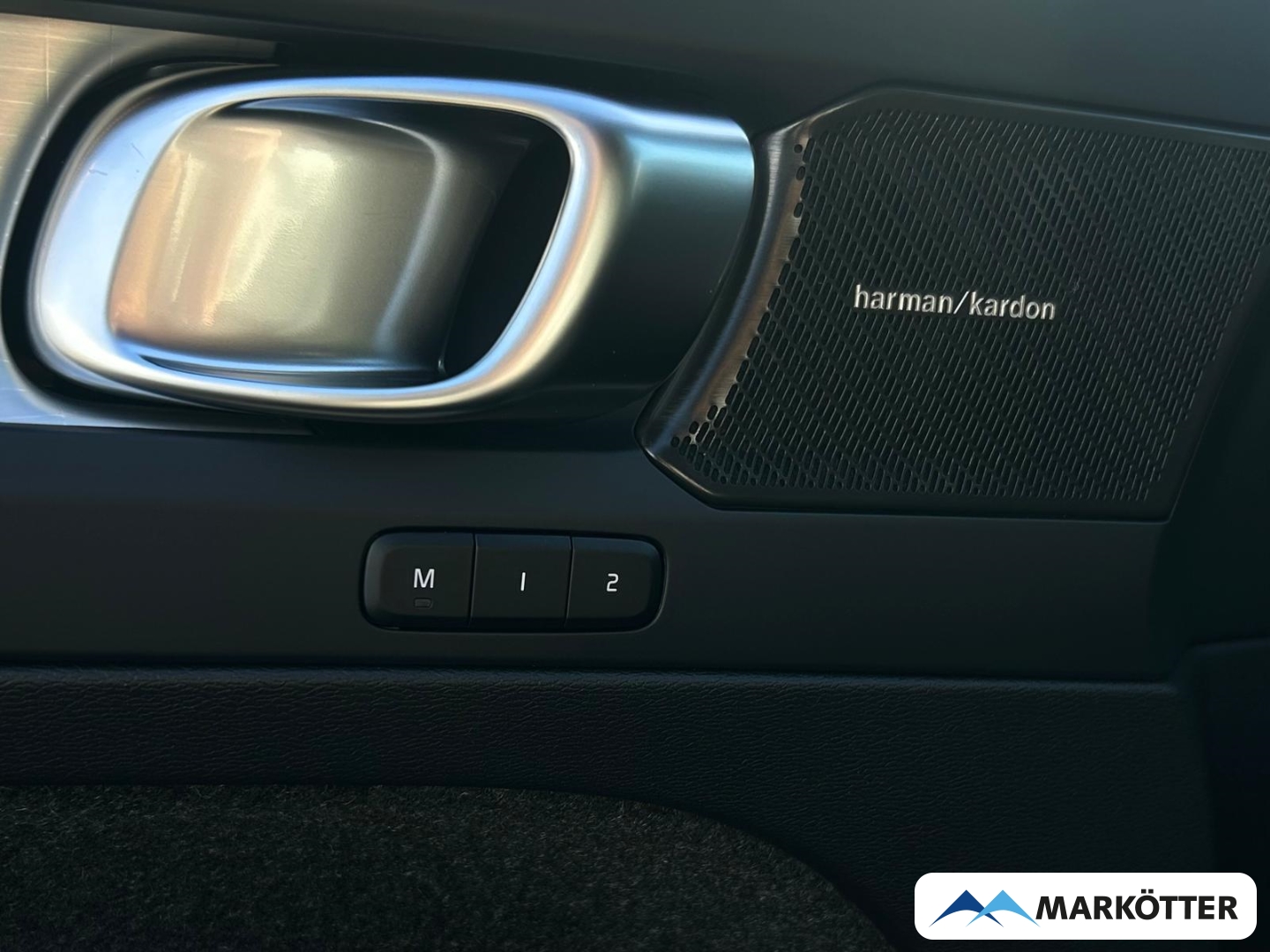 Fahrzeugabbildung Volvo XC40 B3 Plus Black Edition 2WD 360°/ACC/BLIS