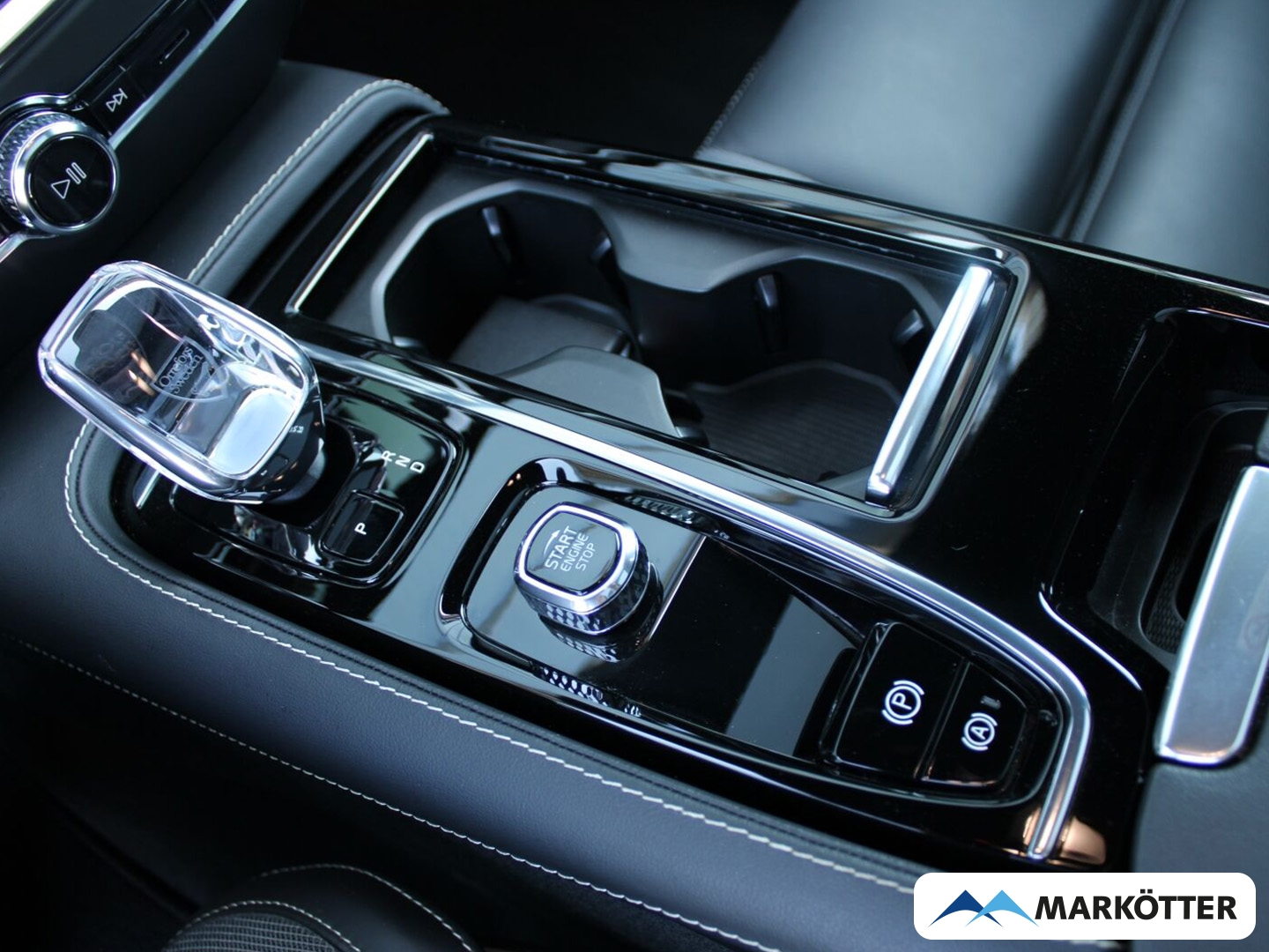 Fahrzeugabbildung Volvo V60 Plus Dark AWD/NAVI/PDC/CAM/Fshz/SHZ/PANO/