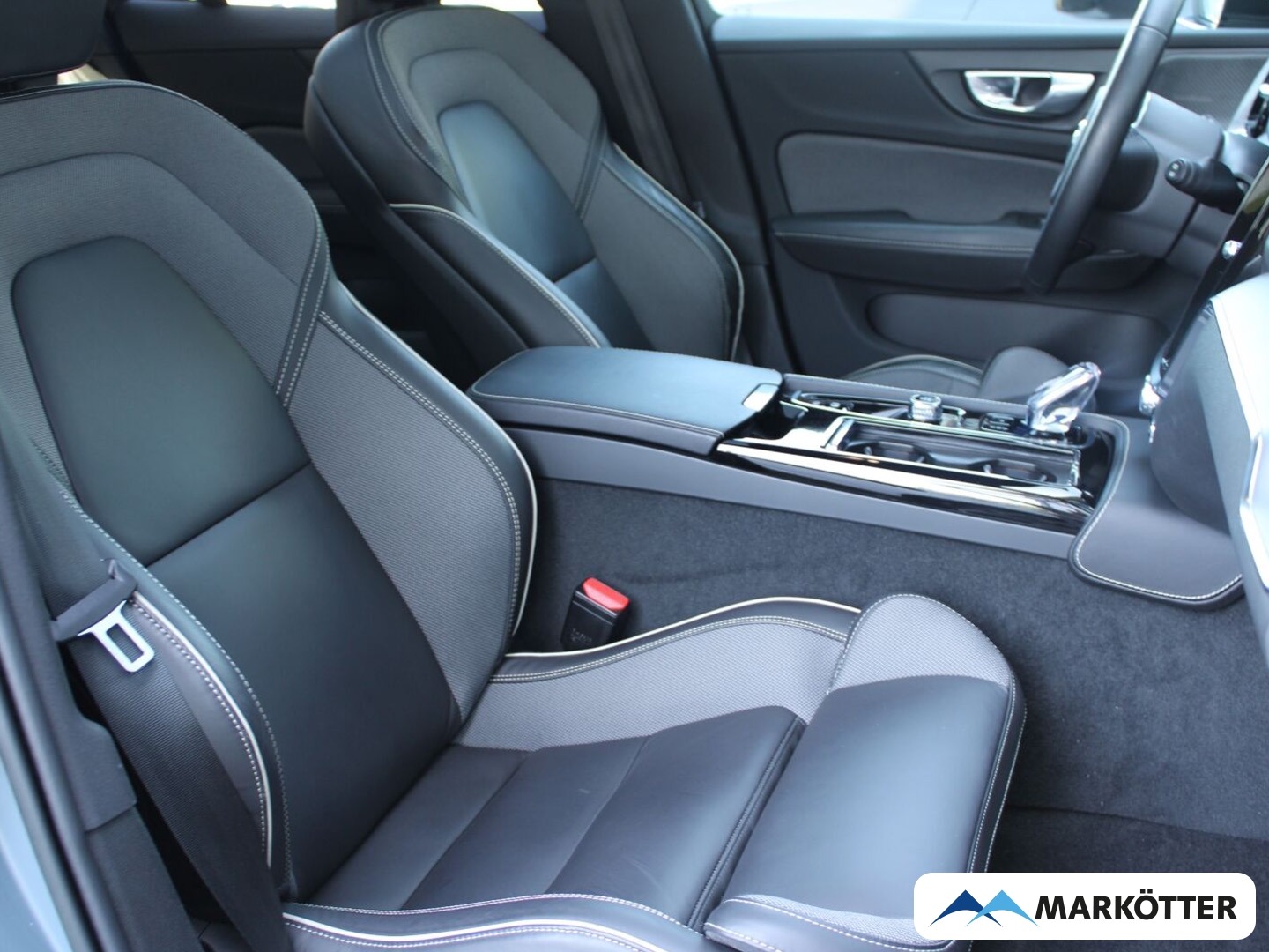 Fahrzeugabbildung Volvo V60 Plus Dark AWD/NAVI/PDC/CAM/Fshz/SHZ/PANO/