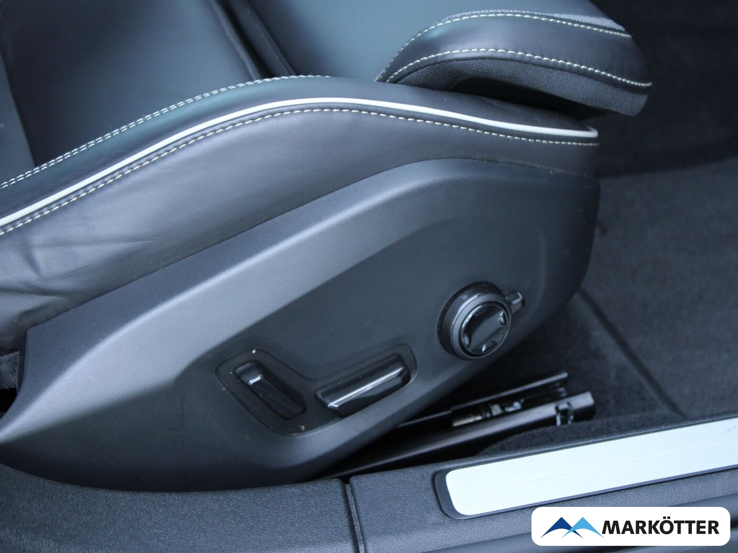 Fahrzeugabbildung Volvo V60 Plus Dark AWD/NAVI/PDC/CAM/Fshz/SHZ/PANO/