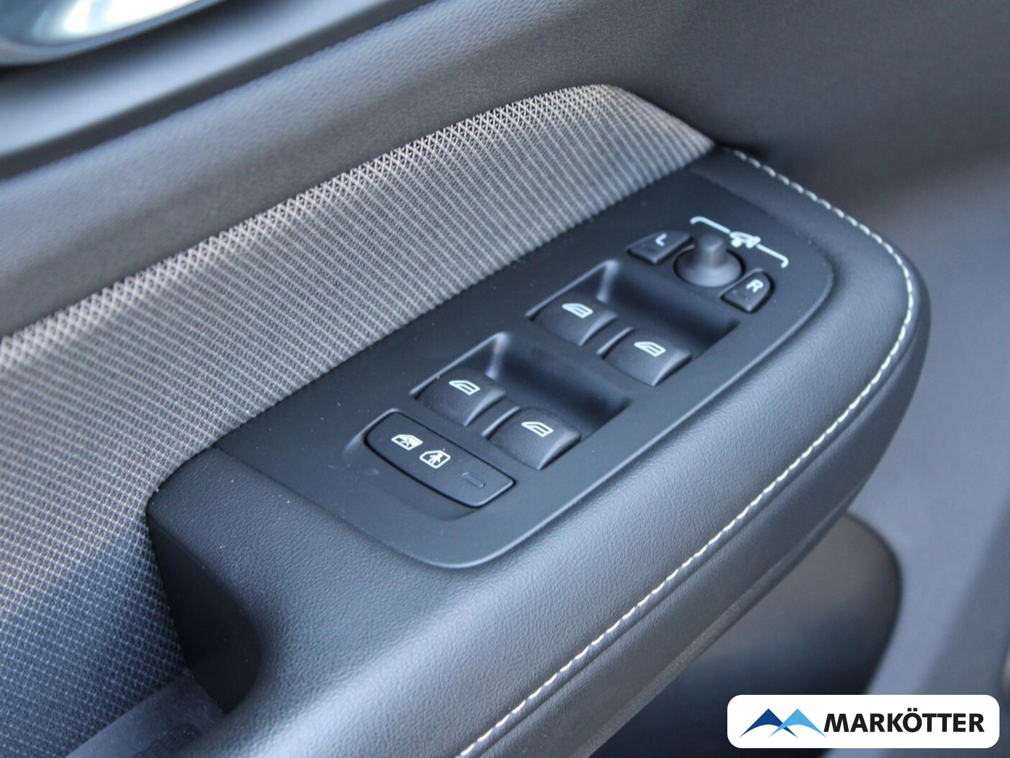 Fahrzeugabbildung Volvo V60 Plus Dark AWD/NAVI/PDC/CAM/Fshz/SHZ/PANO/