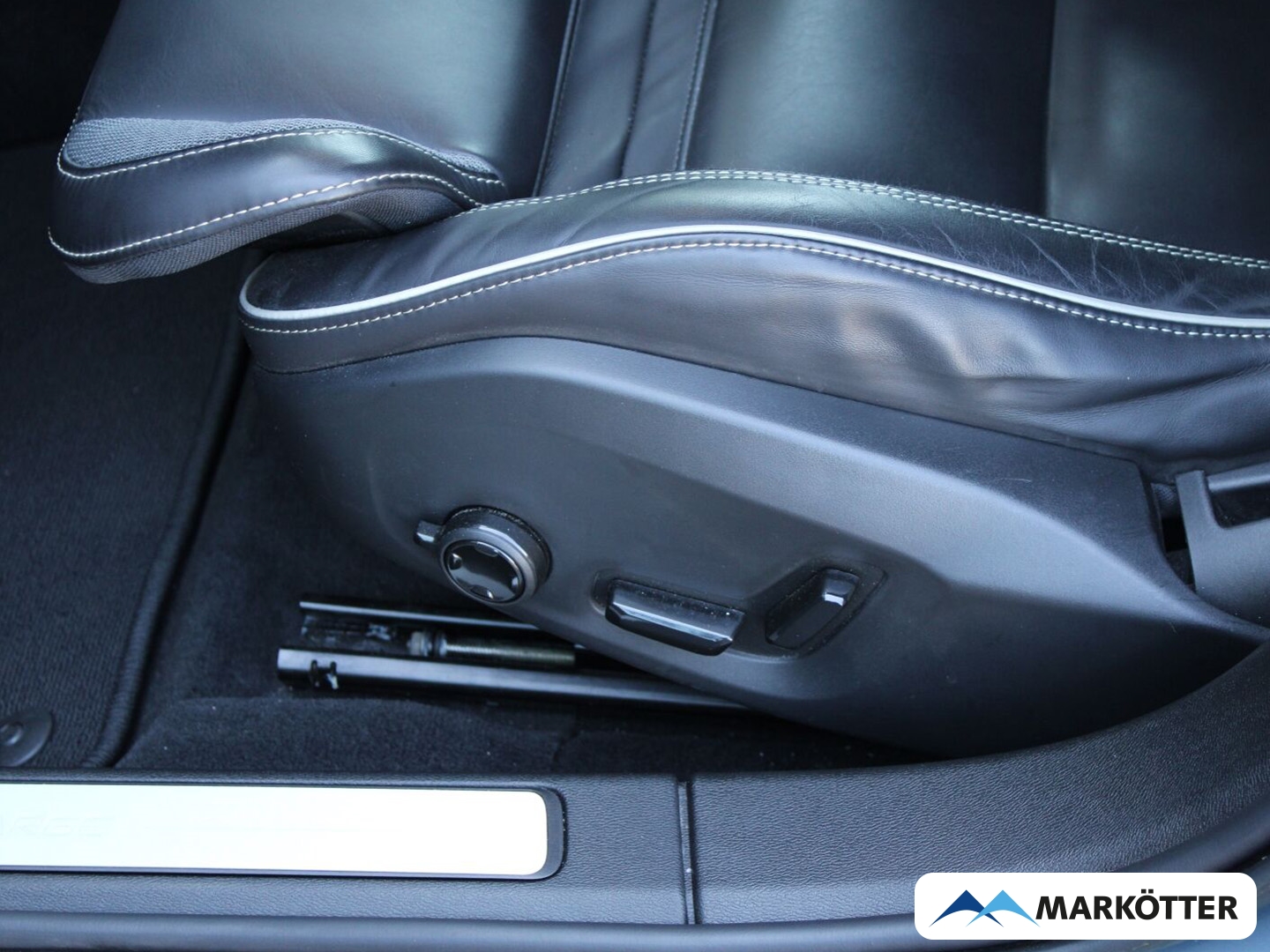 Fahrzeugabbildung Volvo V60 Plus Dark AWD/NAVI/PDC/CAM/Fshz/SHZ/PANO/