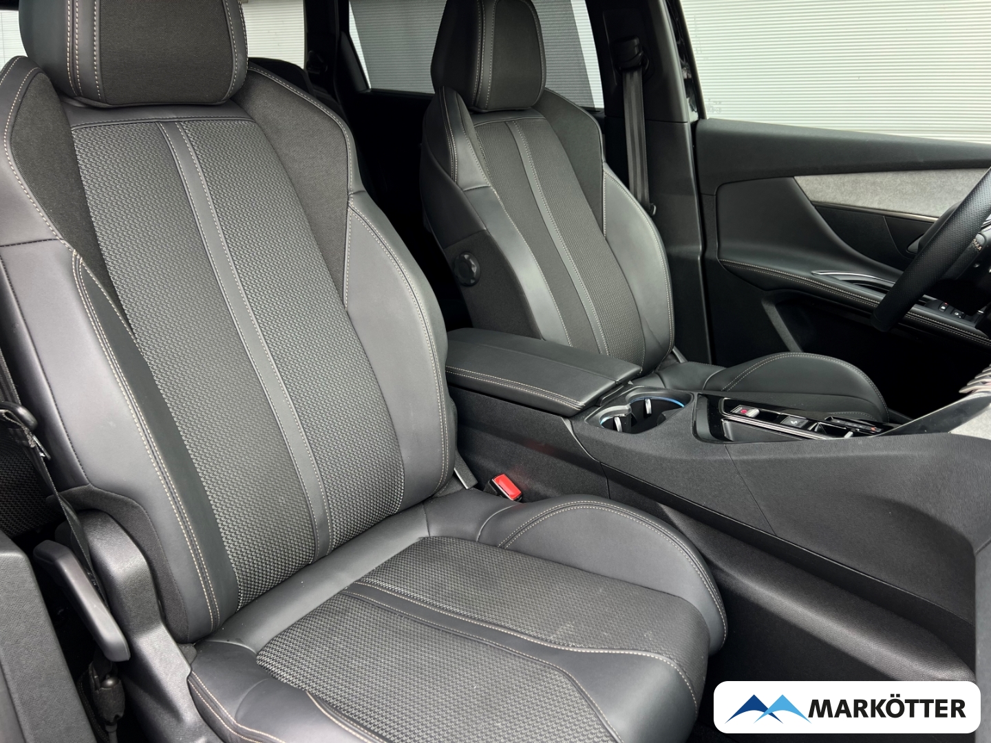 Fahrzeugabbildung Peugeot 5008 GT 1.2 PureTech 130 7-Sitzer ab 1,99%/ AHK/BLIS/ACC/CAM