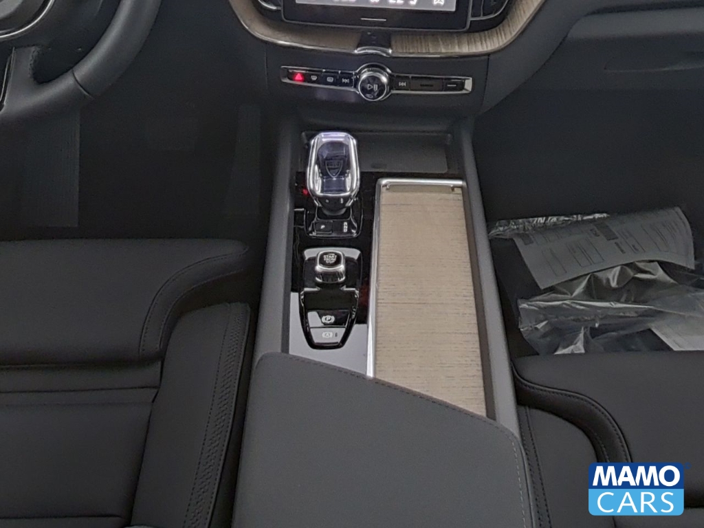 Fahrzeugabbildung Volvo XC60 B5 AWD Plus Dark ACC/BLIS/HUD/PANO/360°