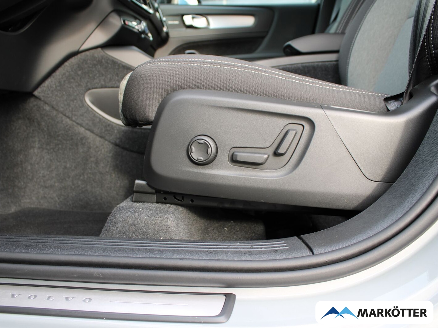 Fahrzeugabbildung Volvo XC40 Plus Black Edition 2WD/Divers Awareness/