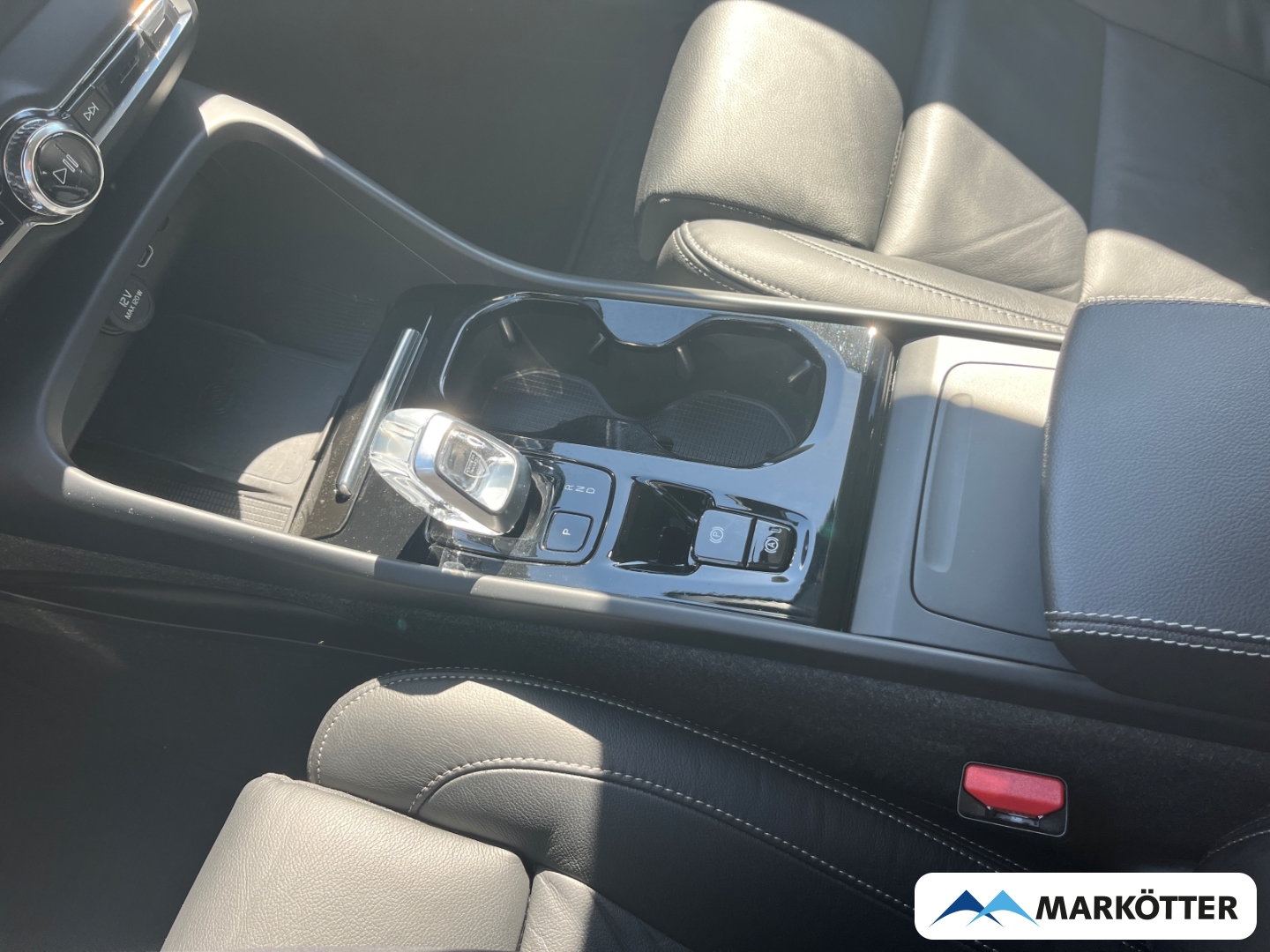 Fahrzeugabbildung Volvo XC40 B3 Plus Dark Leder/Memory/H&K/Kamera