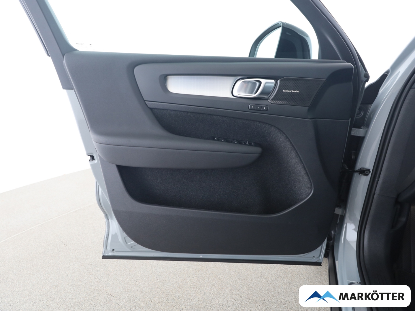 Fahrzeugabbildung Volvo XC40 B4 Plus Black Edition/360°CAM/FHZ/H&K-Sound