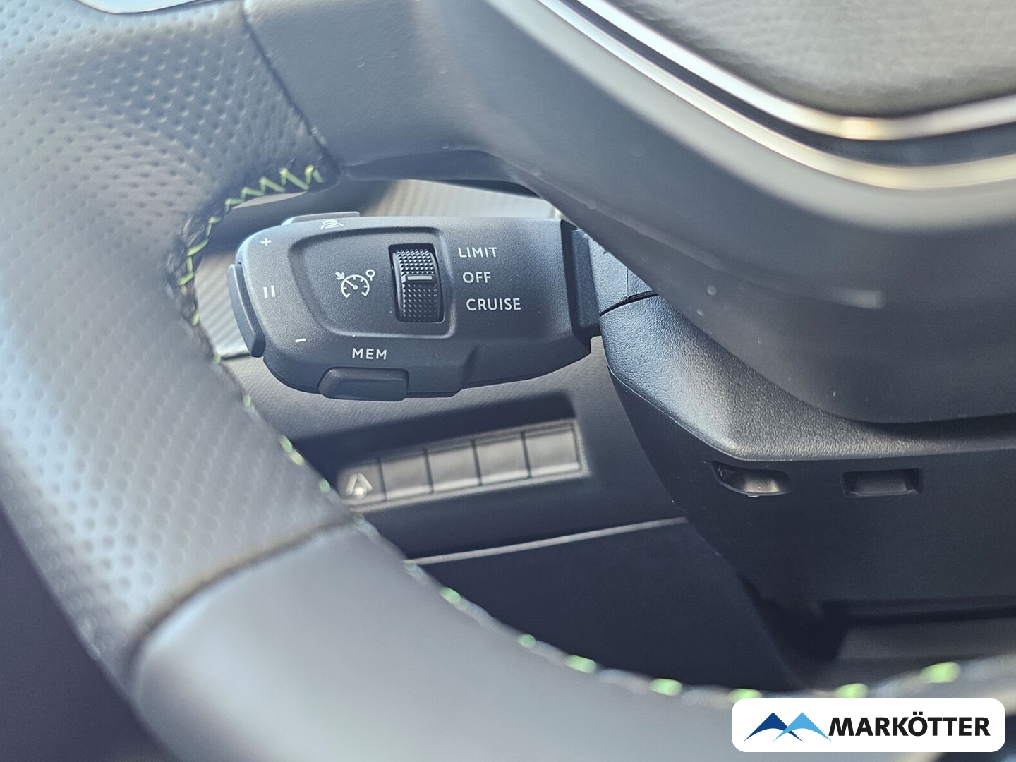 Fahrzeugabbildung Peugeot 2008 Hybrid 145 GT Panorama, 360° Kamera, Navi