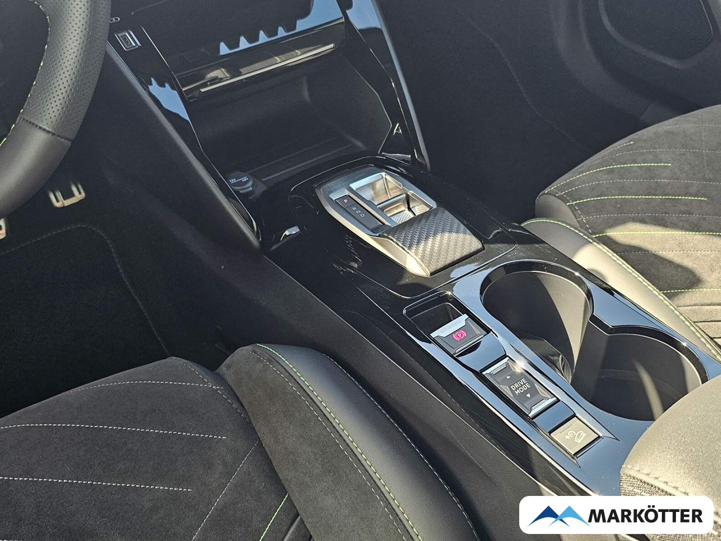 Fahrzeugabbildung Peugeot 2008 Hybrid 145 GT Panorama, 360° Kamera, Navi