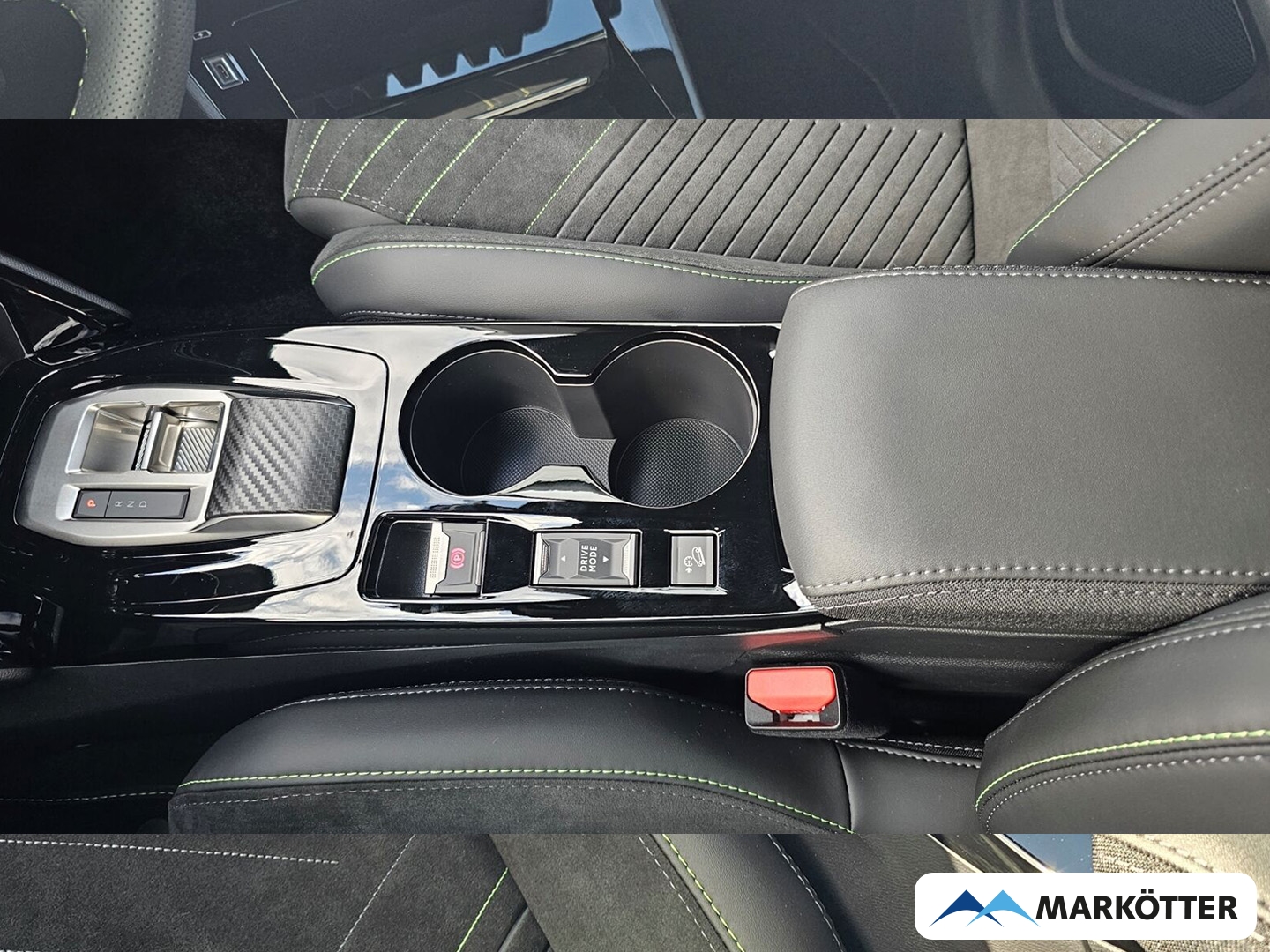 Fahrzeugabbildung Peugeot 2008 Hybrid 145 GT Panorama, 360° Kamera, Navi