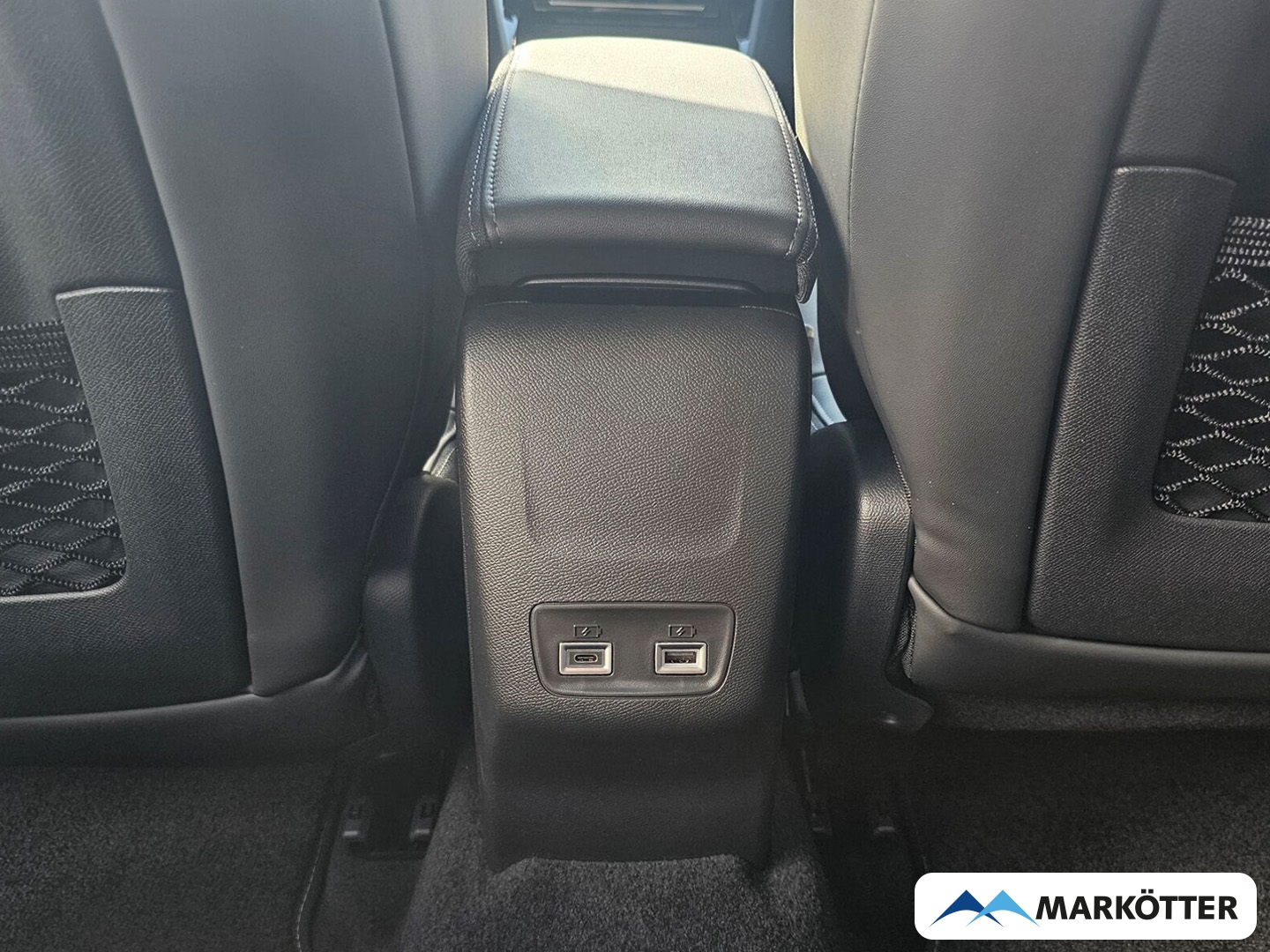 Fahrzeugabbildung Peugeot 2008 Hybrid 145 GT Panorama, 360° Kamera, Navi