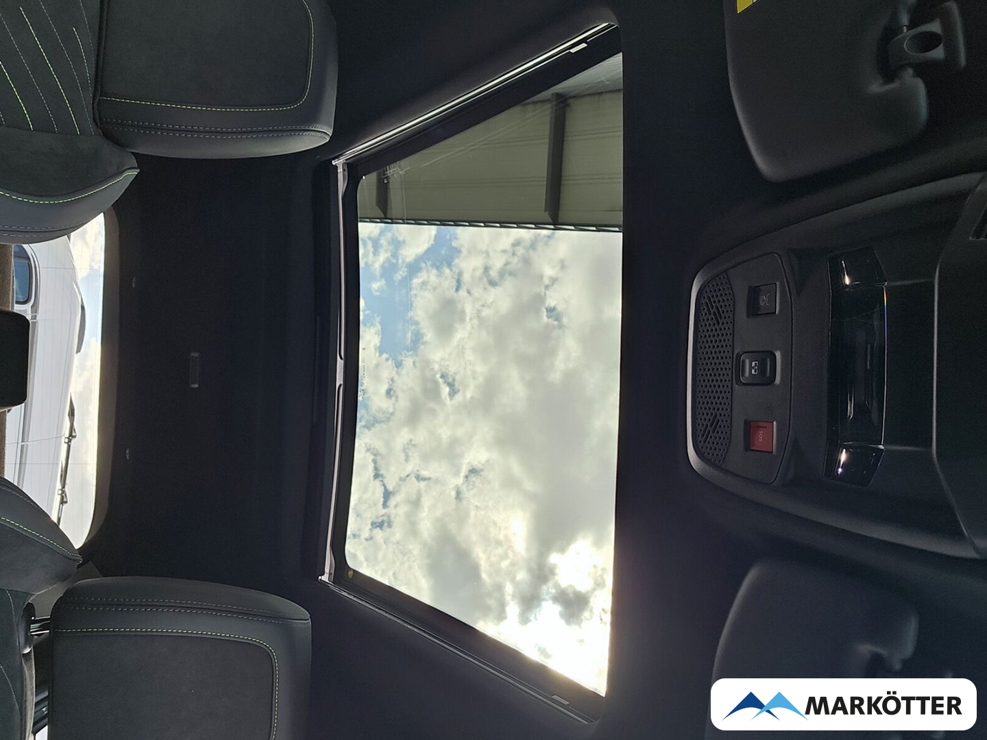 Fahrzeugabbildung Peugeot 2008 Hybrid 145 GT Panorama, 360° Kamera, Navi