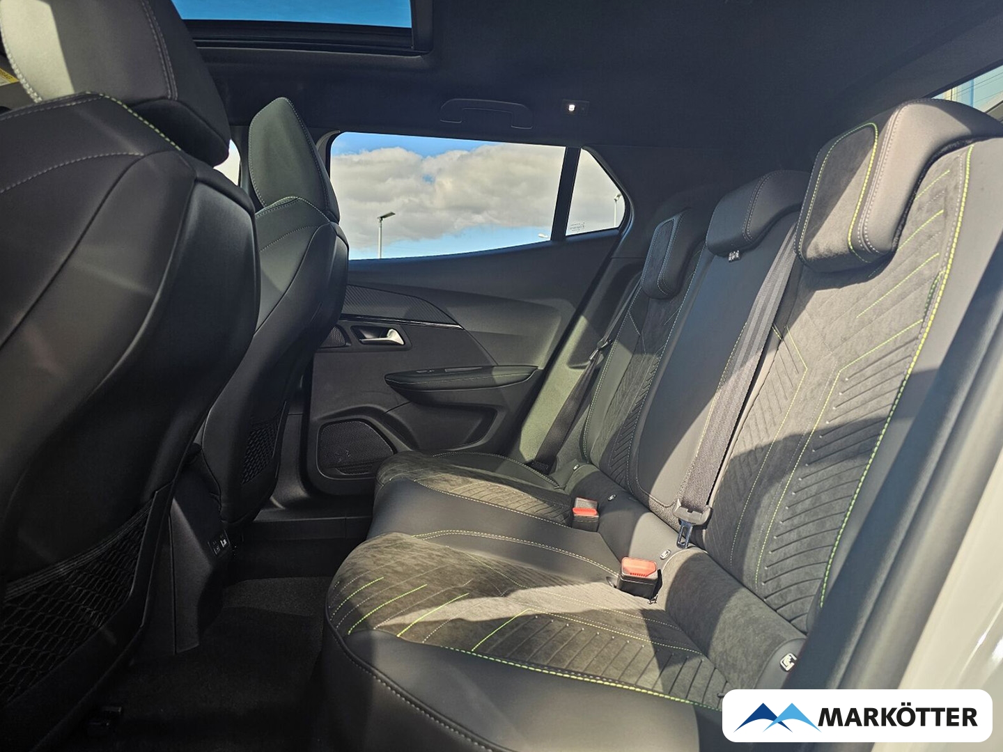 Fahrzeugabbildung Peugeot 2008 Hybrid 145 GT Panorama, 360° Kamera, Navi