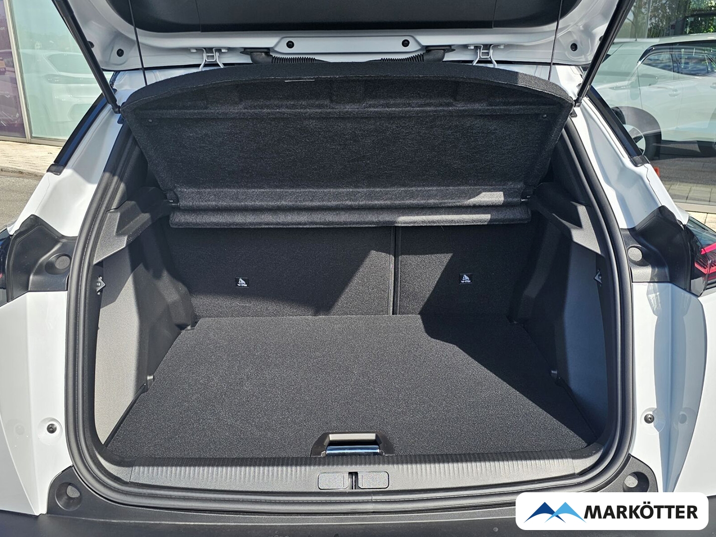Fahrzeugabbildung Peugeot 2008 Hybrid 145 GT Panorama, 360° Kamera, Navi