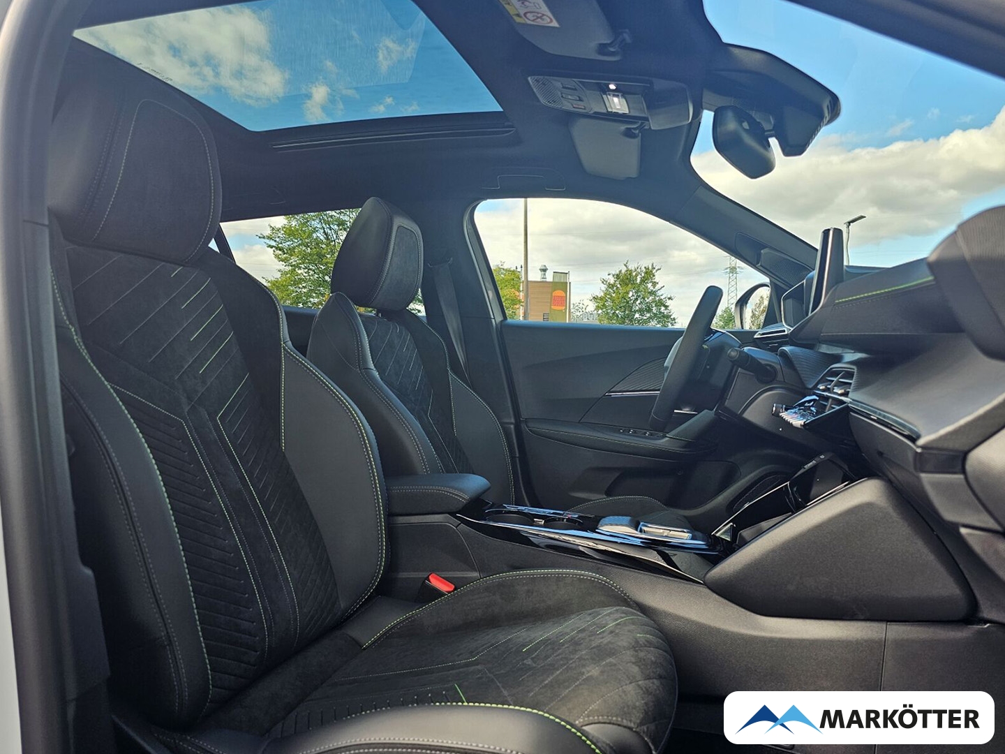 Fahrzeugabbildung Peugeot 2008 Hybrid 145 GT Panorama, 360° Kamera, Navi