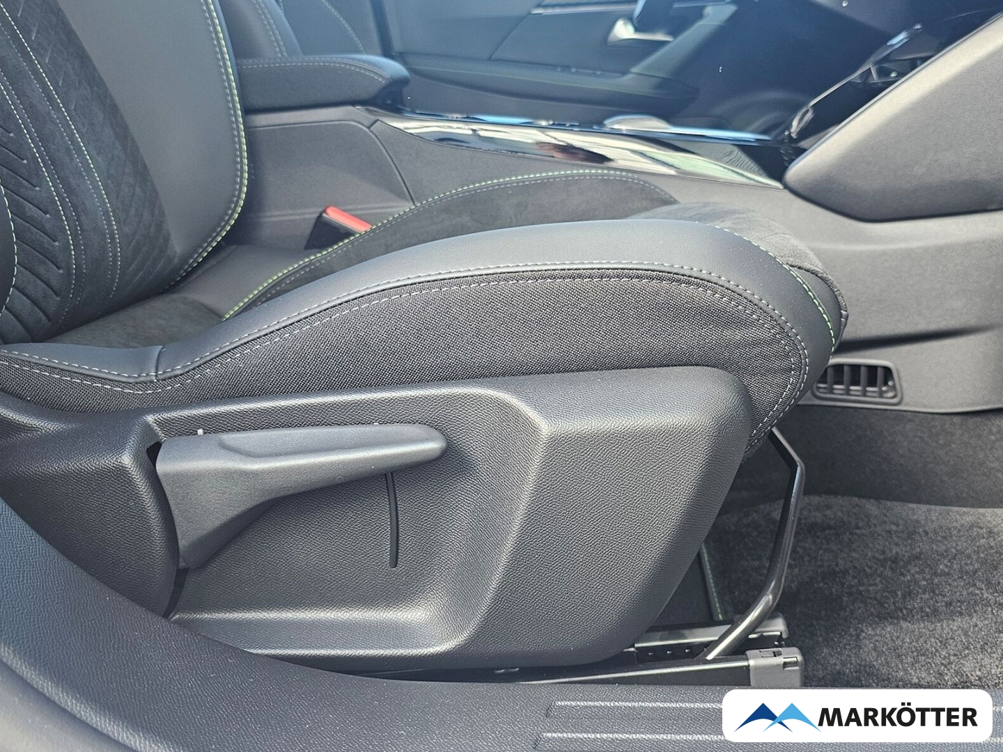 Fahrzeugabbildung Peugeot 2008 Hybrid 145 GT Panorama, 360° Kamera, Navi