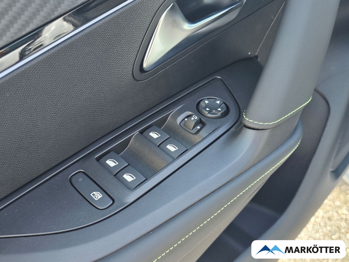 Fahrzeugabbildung Peugeot 2008 Hybrid 145 GT Panorama, 360° Kamera, Navi