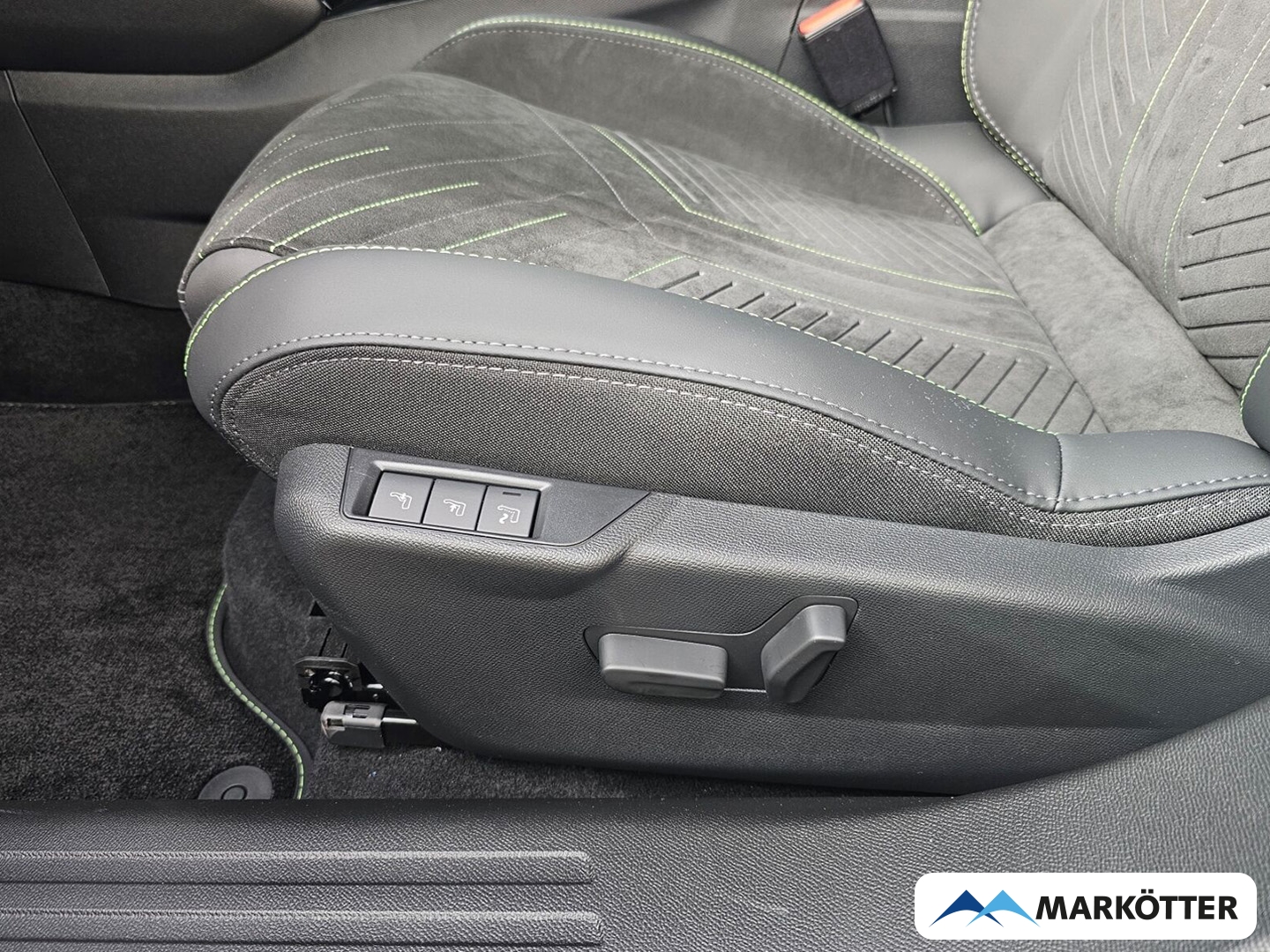 Fahrzeugabbildung Peugeot 2008 Hybrid 145 GT Panorama, 360° Kamera, Navi