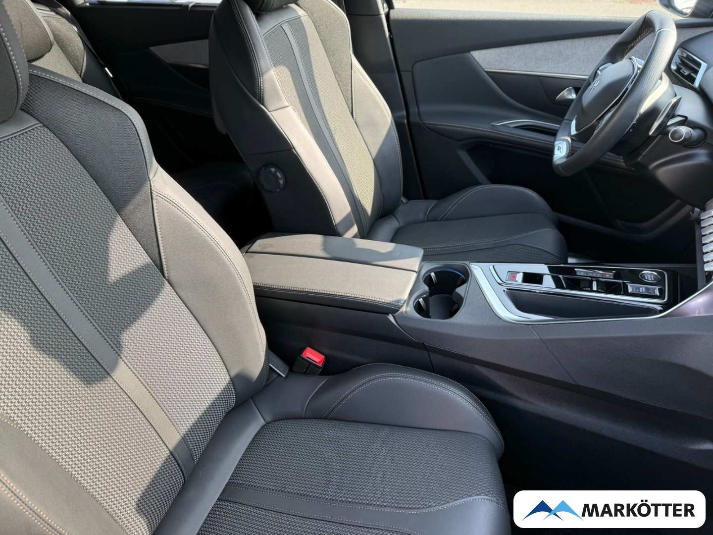 Fahrzeugabbildung Peugeot 5008 GT Hybrid 7-Sitzer ACC/BLIS/CAM/SHZ/APPLE