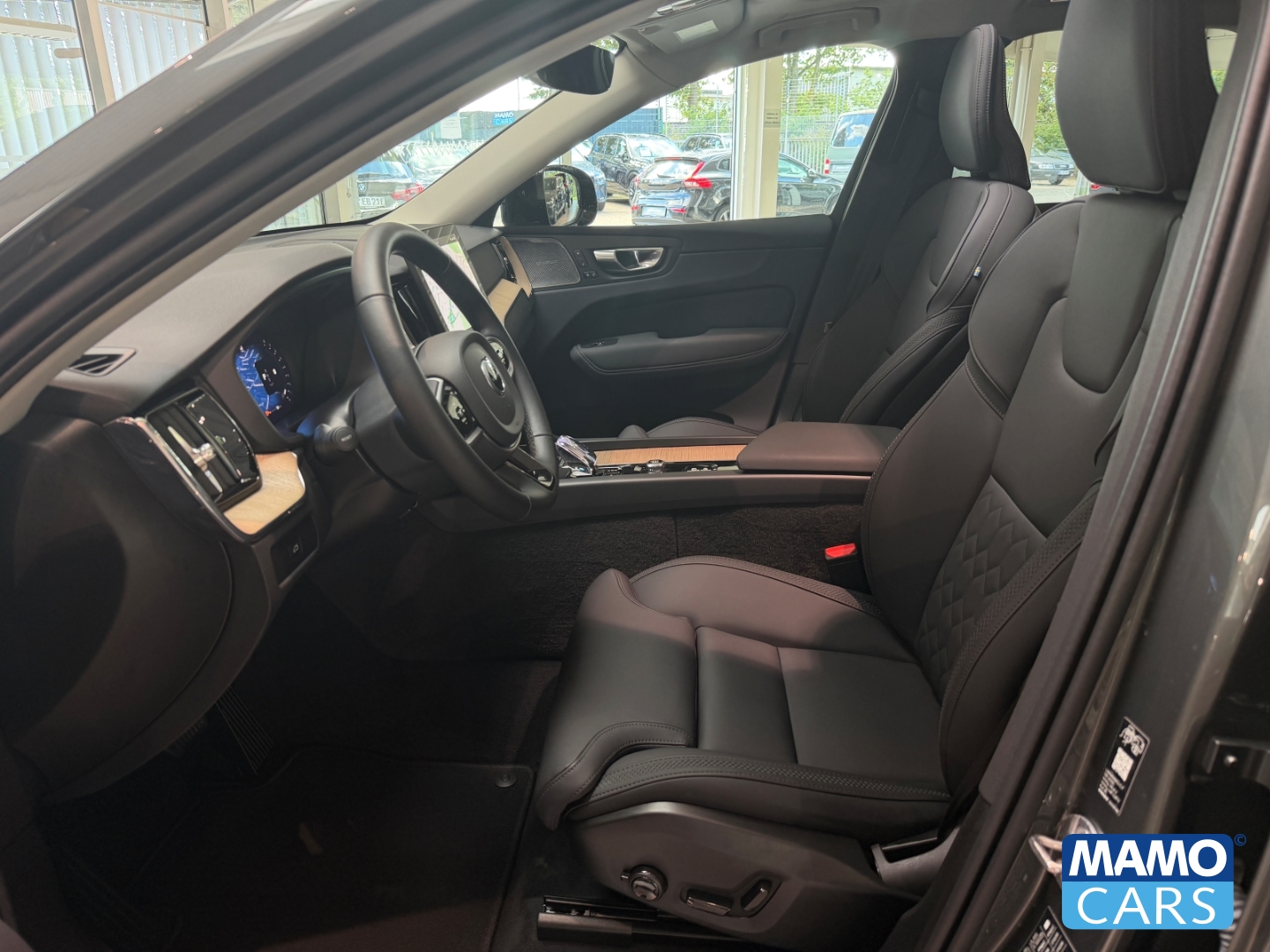 Fahrzeugabbildung Volvo XC60 B5 Plus Dark AWD ACC/BLIS/PANO/360°/HUD