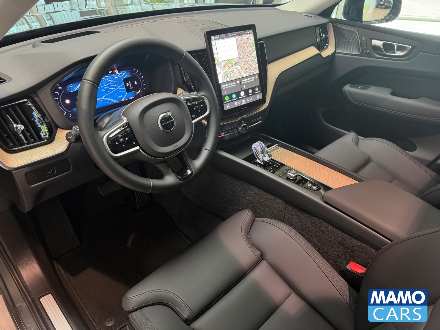 Fahrzeugabbildung Volvo XC60 B5 Plus Dark AWD ACC/BLIS/PANO/360°/HUD