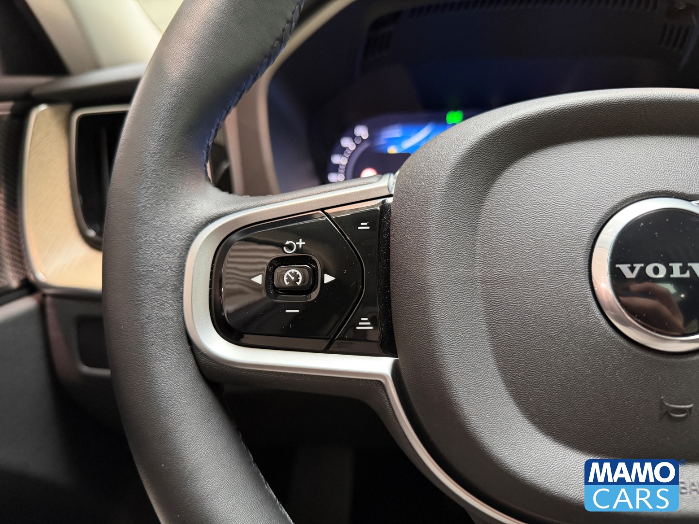 Fahrzeugabbildung Volvo XC60 B5 Plus Dark AWD ACC/BLIS/PANO/360°/HUD
