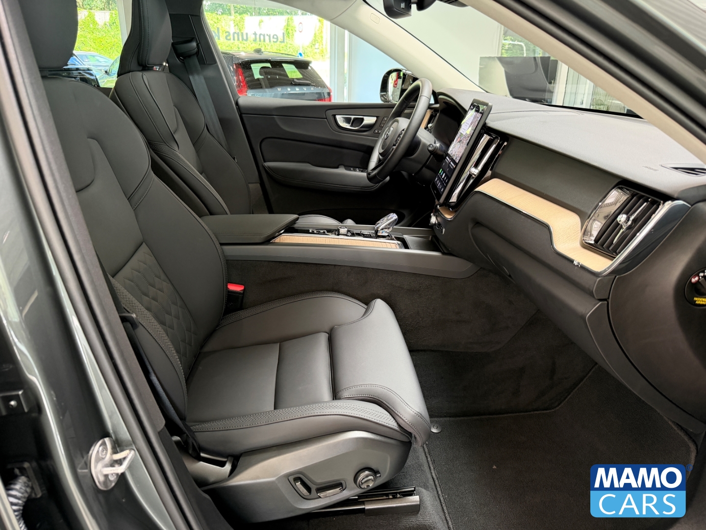 Fahrzeugabbildung Volvo XC60 B5 Plus Dark AWD ACC/BLIS/PANO/360°/HUD